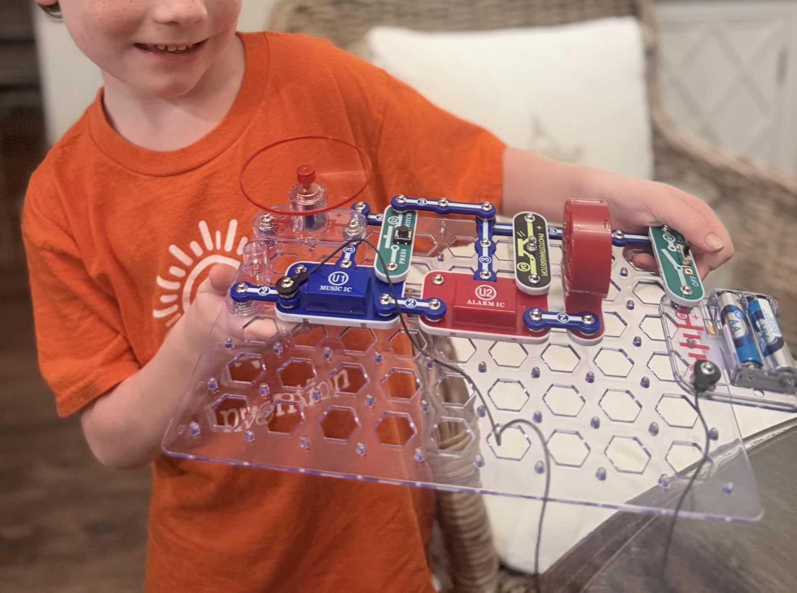 SNAP CIRCUITS Classic SC-300 STEM Electronics Kit, 300+ Projects, Ages 8+ customer photo 2