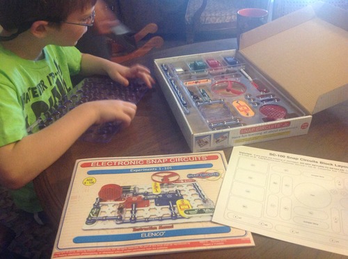 SNAP CIRCUITS Jr. SC-100 STEM Electronics Kit, 100+ Projects, Ages 8+ customer photo 2