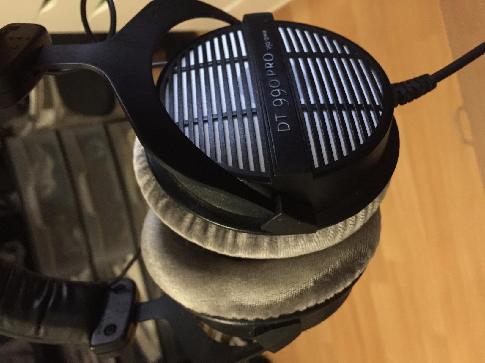 beyerdynamic DT 990 PRO, 250 Ohm, Open Back, Over Ear, Wired Headphones, 3m Coiled Cable, Black with Grey Velour Ear Pads customer photo 2