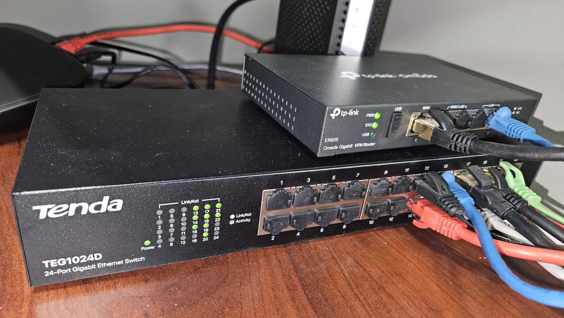 Tenda 16 Port Gigabit Ethernet Switch | Desktop/Rackmount Network Switch | 16*10/100/1000Mbps Shielded Ports | Unmanaged | Plug & Play | Traffic Optimization | Metal | Quiet for SOHO & Home (TEG1016D) customer photo 2
