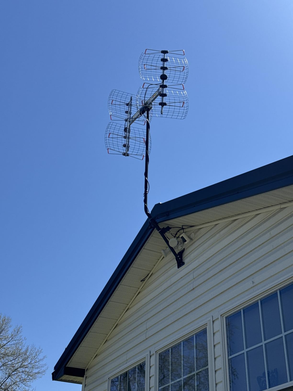 Antennas Direct 8-Element Bowtie UHF Outdoor HDTV Antenna, Multi-Directional, 70+ Mile Range, 4K 8K UHD NEXTGEN TV – w/All-Weather Mounting Hardware customer photo 1