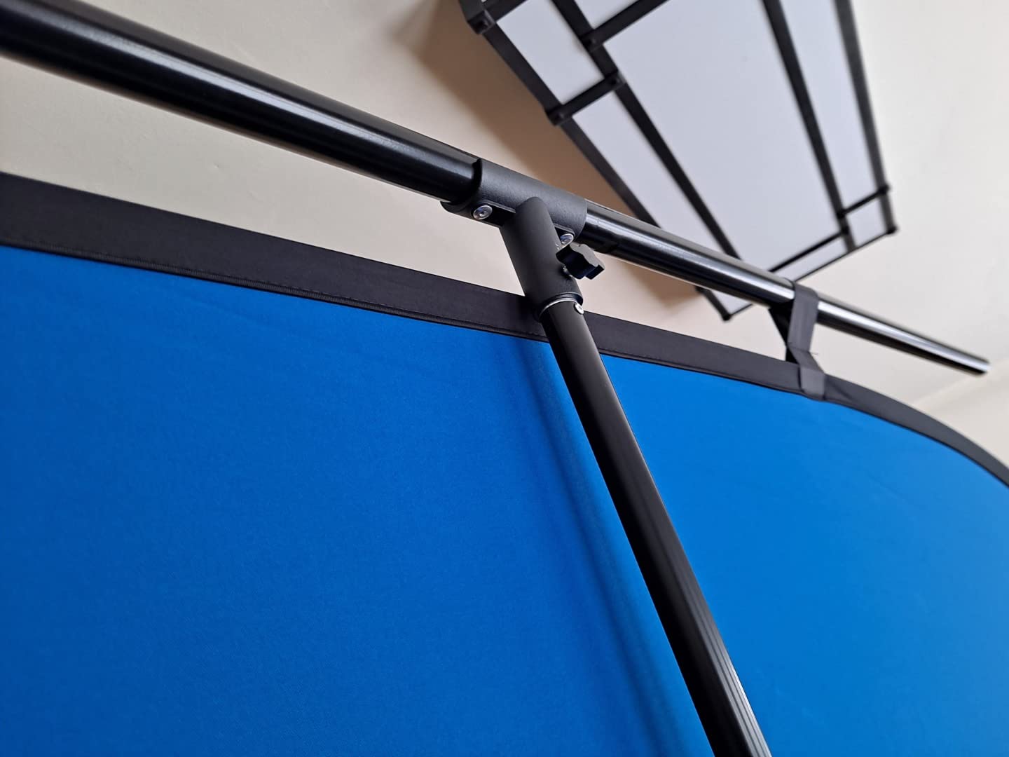 NEEWER Chromakey Backdrops, Double Sided Green Screen and Blue Screen, 2 in 1 Collapsible and Reversible Background for Photography, Gaming and Live Streaming, 5'×6.6'/1.5m×2m (Green/Blue) customer photo 1