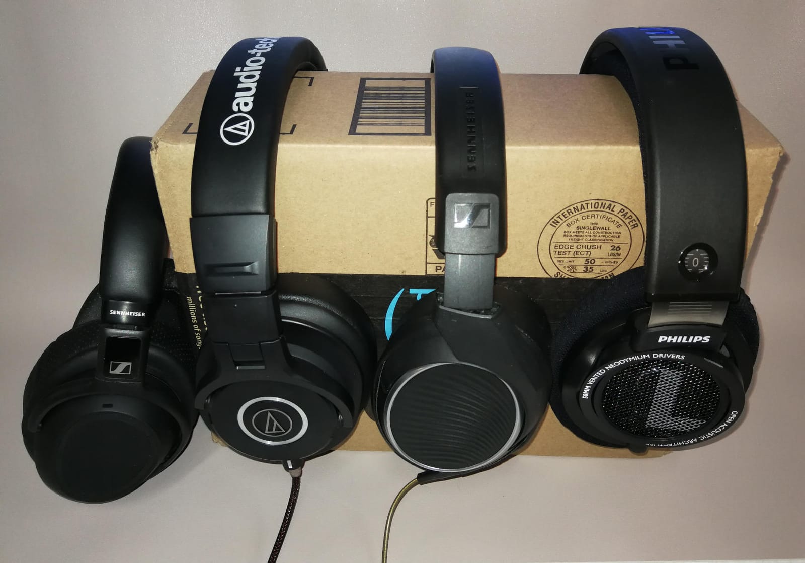 Audio-Technica ATH-M40x Professional Studio Monitor Headphone, Black, with Cutting Edge Engineering, 90 Degree Swiveling Earcups, Pro-Grade Earpads/Headband, Detachable Cables Included customer photo 2
