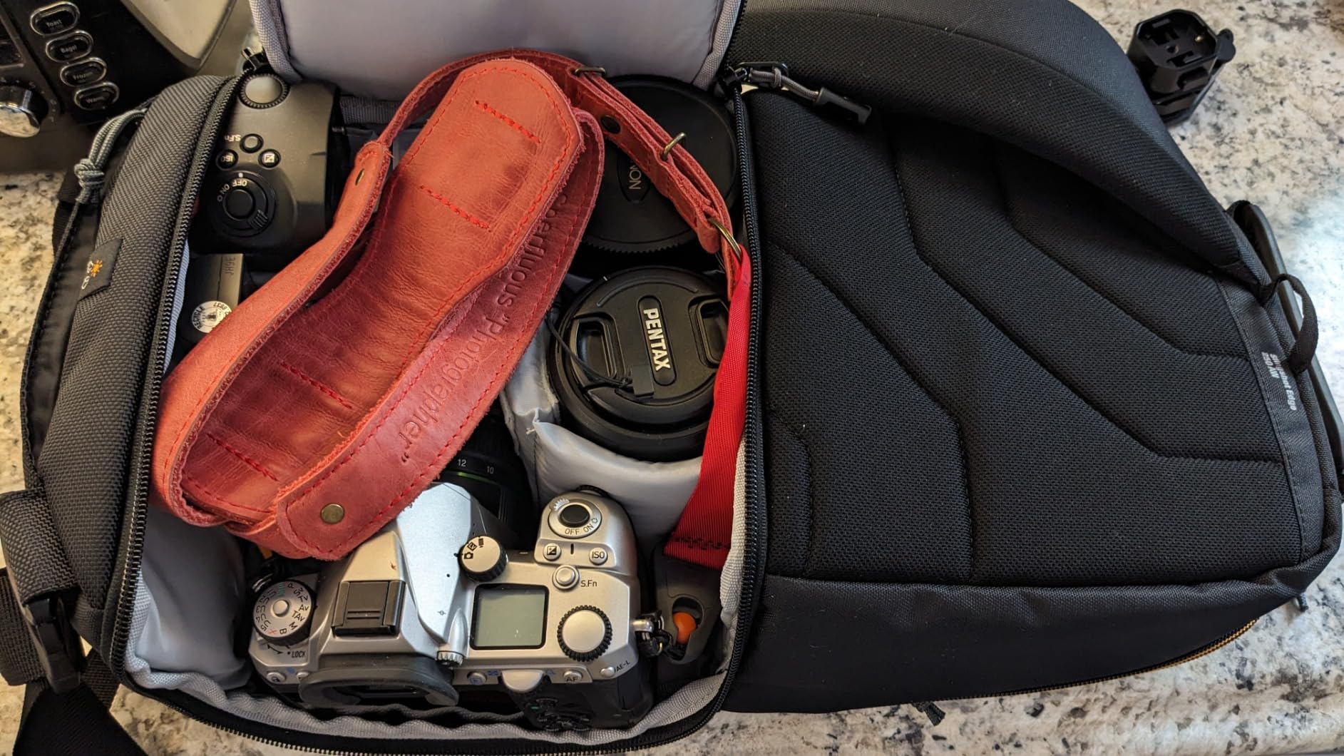 Lowepro LP36899PWW Slingshot Edge 250 AW - A Secure, Slim, Smart and Protective Sling for a Compact DSLR or DJI Mavic Pro/Mavic Pro Platinum,Black,9.06 x 4.72 x 8.27 in customer photo 2