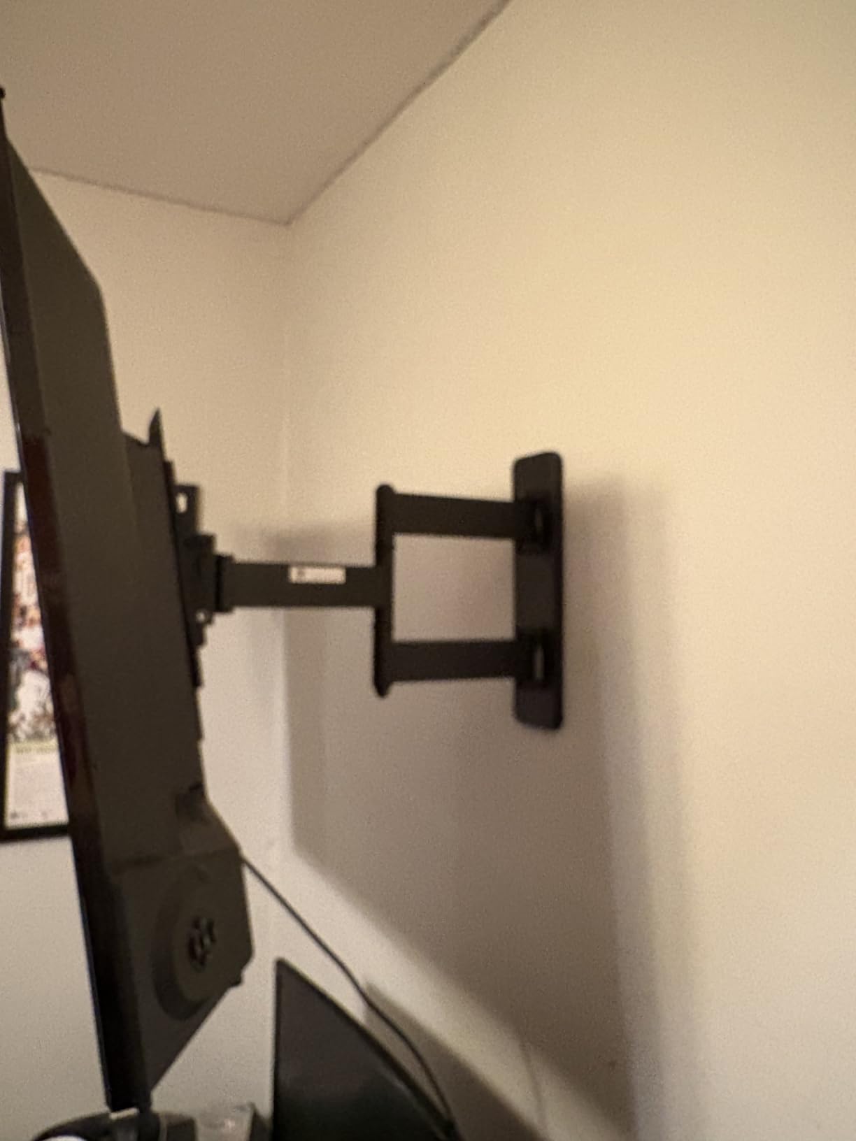 Amazon Basics Full Motion Articulating TV Wall Mount, with Swivel and Tilt, for 26