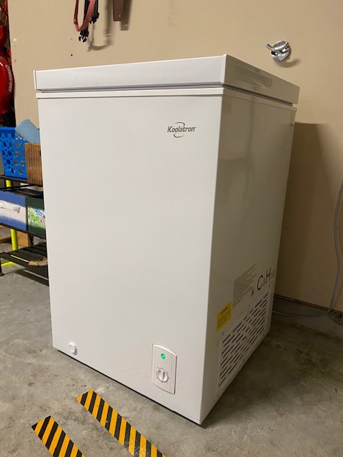 Koolatron Deep Freezer - Chest Freezer, 1 Wire Basket, Garage Ready, Meat Storage, Front Drain, Congelador For Home, Apartment, Basement, Dorm, Cottage, Manual Defrost, Stand Up, 3.5 Cubic Feet, White customer photo 1