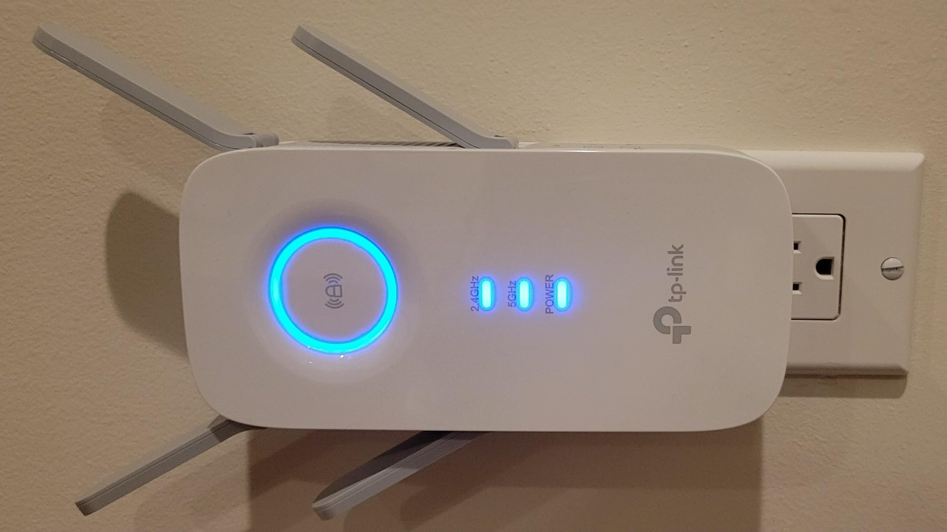 TP-Link AC2600 WiFi Extender(RE650), Up to 2600Mbps, Dual Band WiFi Range Extender, Gigabit Port, Internet Booster, Repeater, Access Point,4x4 MU-MIMO customer photo 2