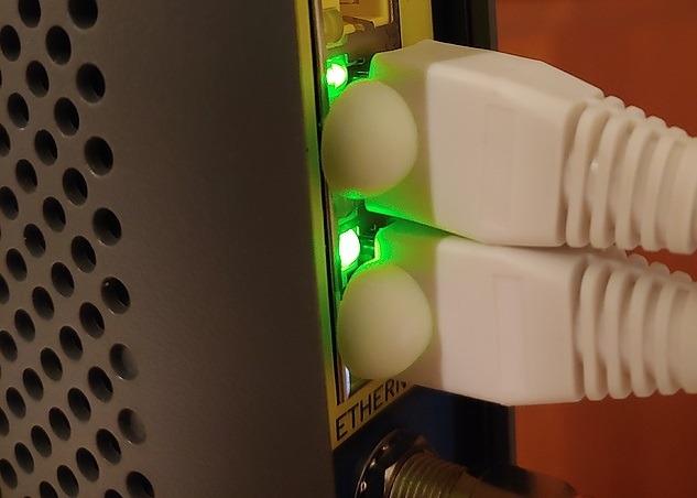 Motorola MB8600 DOCSIS 3.1 Gigabit Cable Modem - Approved for Comcast Xfinity, Cox, and Charter Spectrum | for Cable Plans Up to 1000 Mbps | 1 Gbps Ethernet Port customer photo 2
