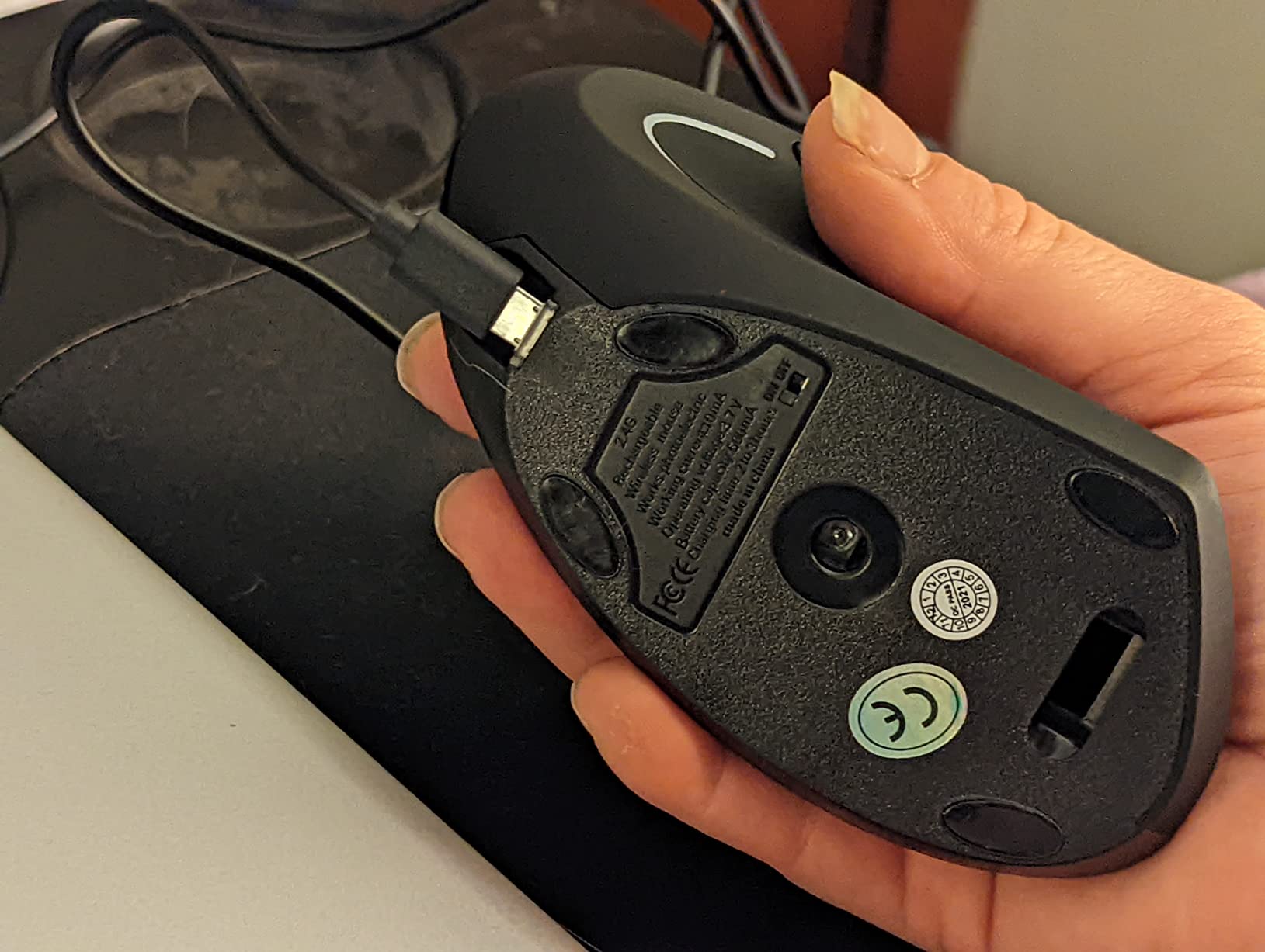 Lekvey Ergonomic Mouse, Rechargeable Vertical Wireless Mouse, Comfort Grip customer photo 1