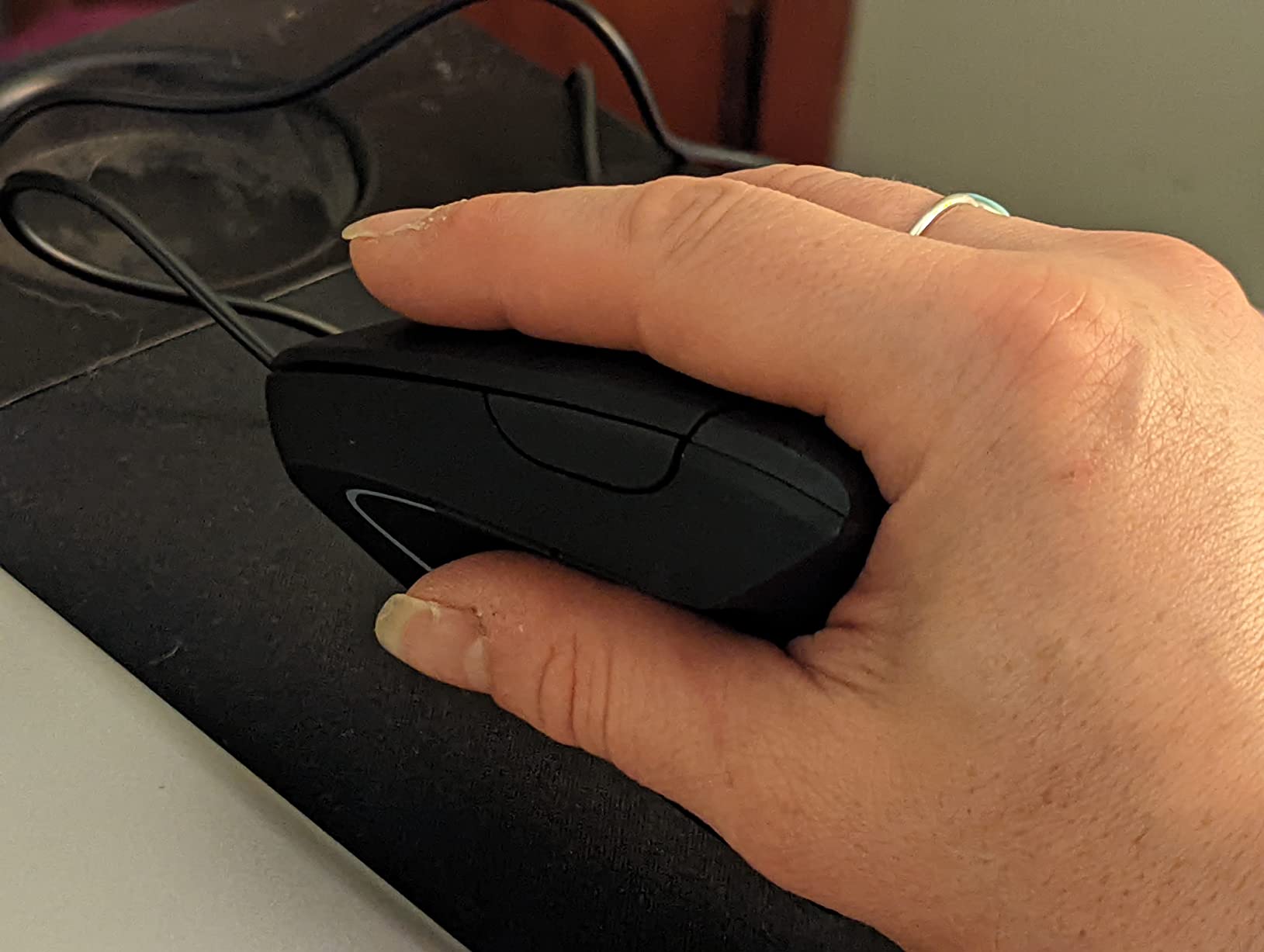 Lekvey Ergonomic Mouse, Rechargeable Vertical Wireless Mouse, Comfort Grip customer photo 2