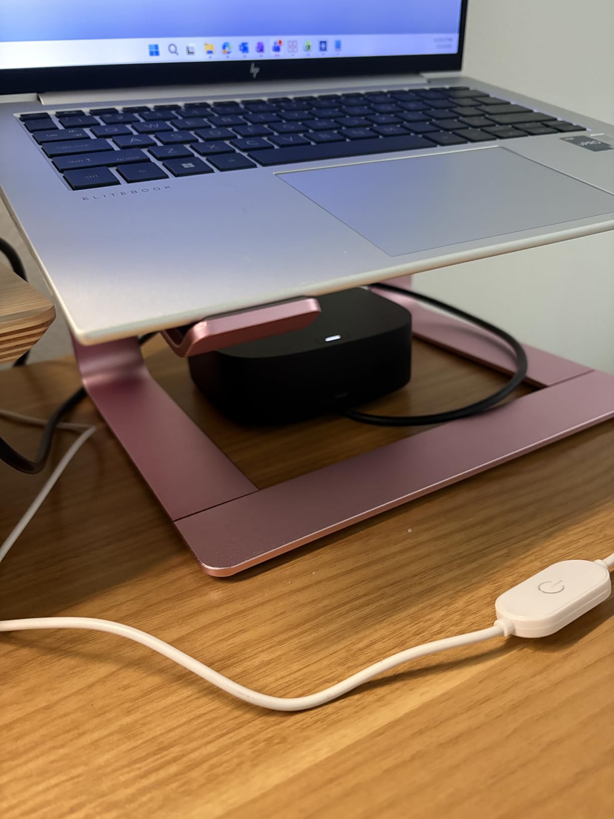 SOUNDANCE Laptop Stand, Aluminum Ergonomic Desk Riser, 10-15.6