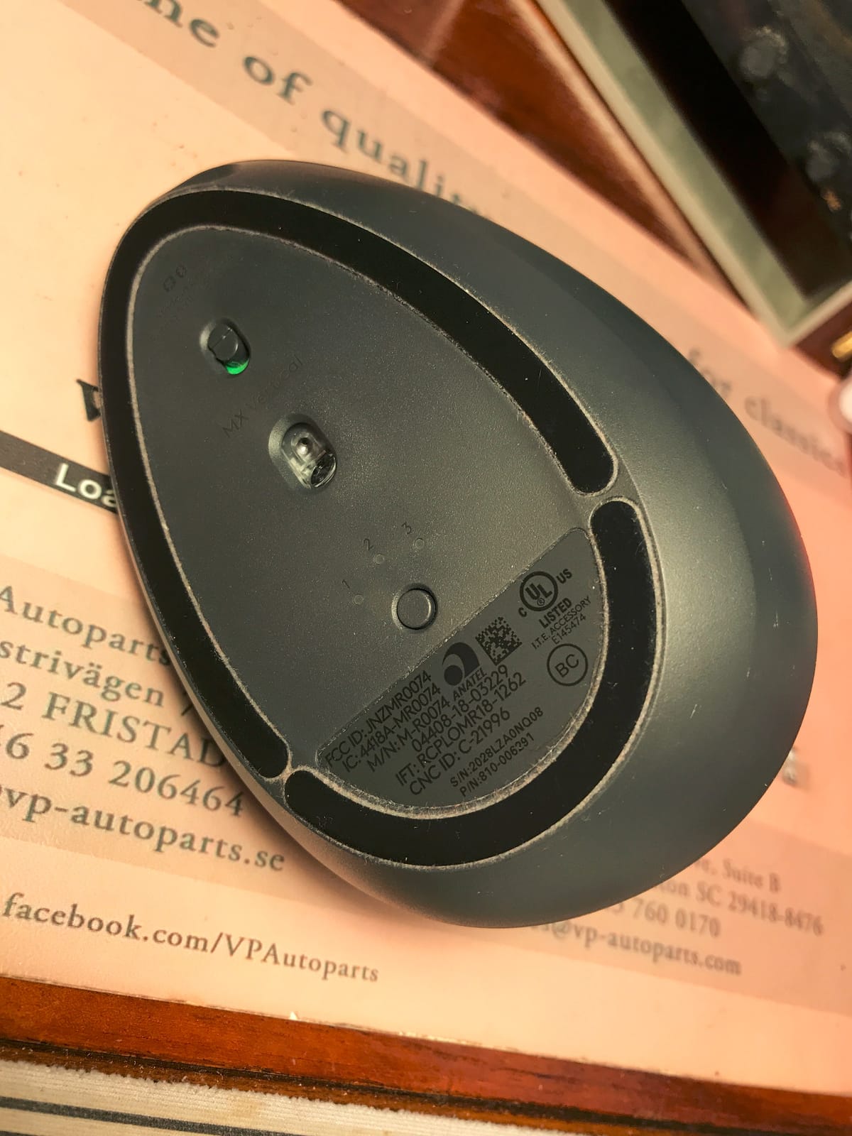 Logitech MX Vertical Wireless Mouse Ergonomic Design - Graphite customer photo 2
