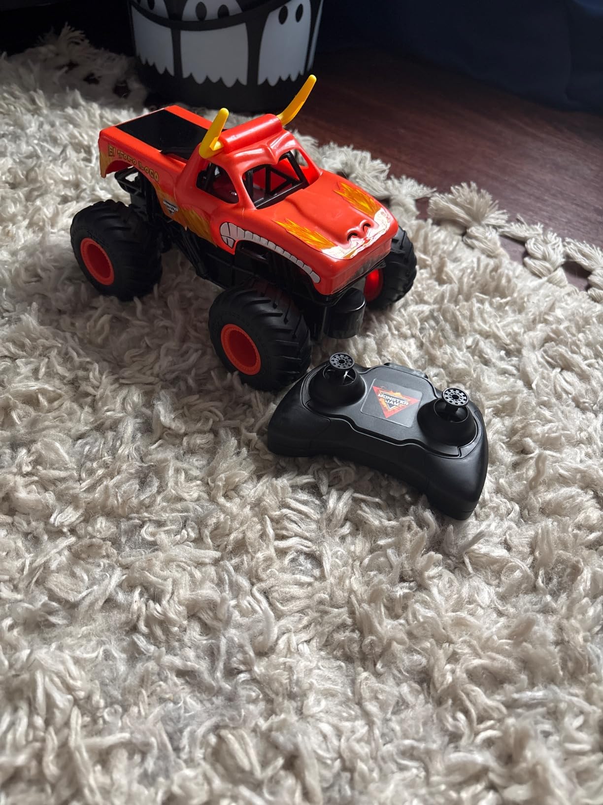 Monster Jam Official Grave Digger Remote Control Monster Truck, 1:24 Scale, 2.4 GHz, for Ages 4 and Up customer photo 2