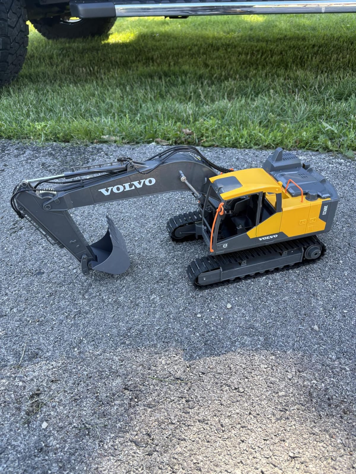 Double E Volvo 1:16 Scale Remote Control Excavator, 17 Channel 3-in-1 Construction Toy with Metal Shovel, Drill, Grab & Lights, 2.4GHz Full Function Digger for Outdoor Sandbox, Gift for Kids & Adults customer photo 2