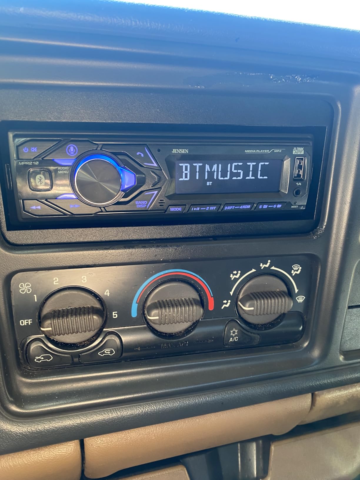 Jensen MPR210 Single DIN Bluetooth Car Stereo, Hands-Free, AM/FM, USB customer photo 1
