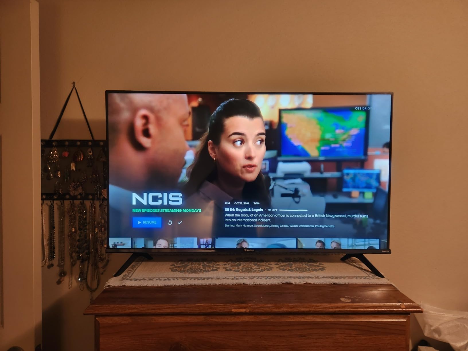 Hisense 32-Inch Class H4 Series LED Roku Smart TV with Alexa Compatibility (32H4F, 2020 Model) customer photo 1