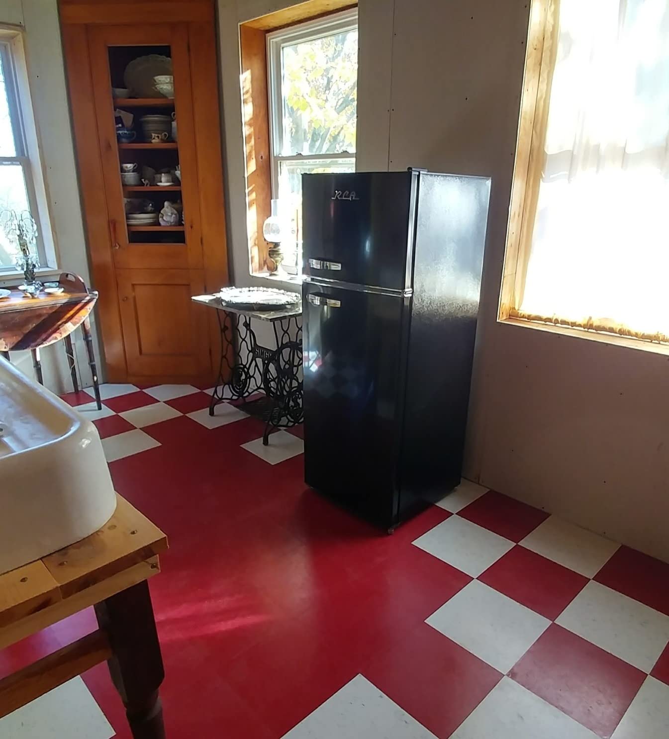 Hamilton Beach HBFR786BLACK6COM 2 Door Apartment Size Refrigerator with Freezer, 7.5 cu. ft, Retro Black customer photo 2