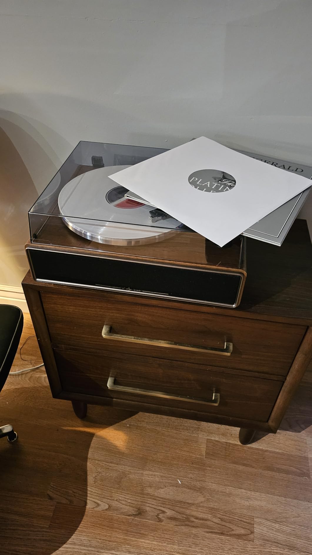 1 BY ONE High Fidelity Belt Drive Turntable with Built-in Speakers customer photo 1