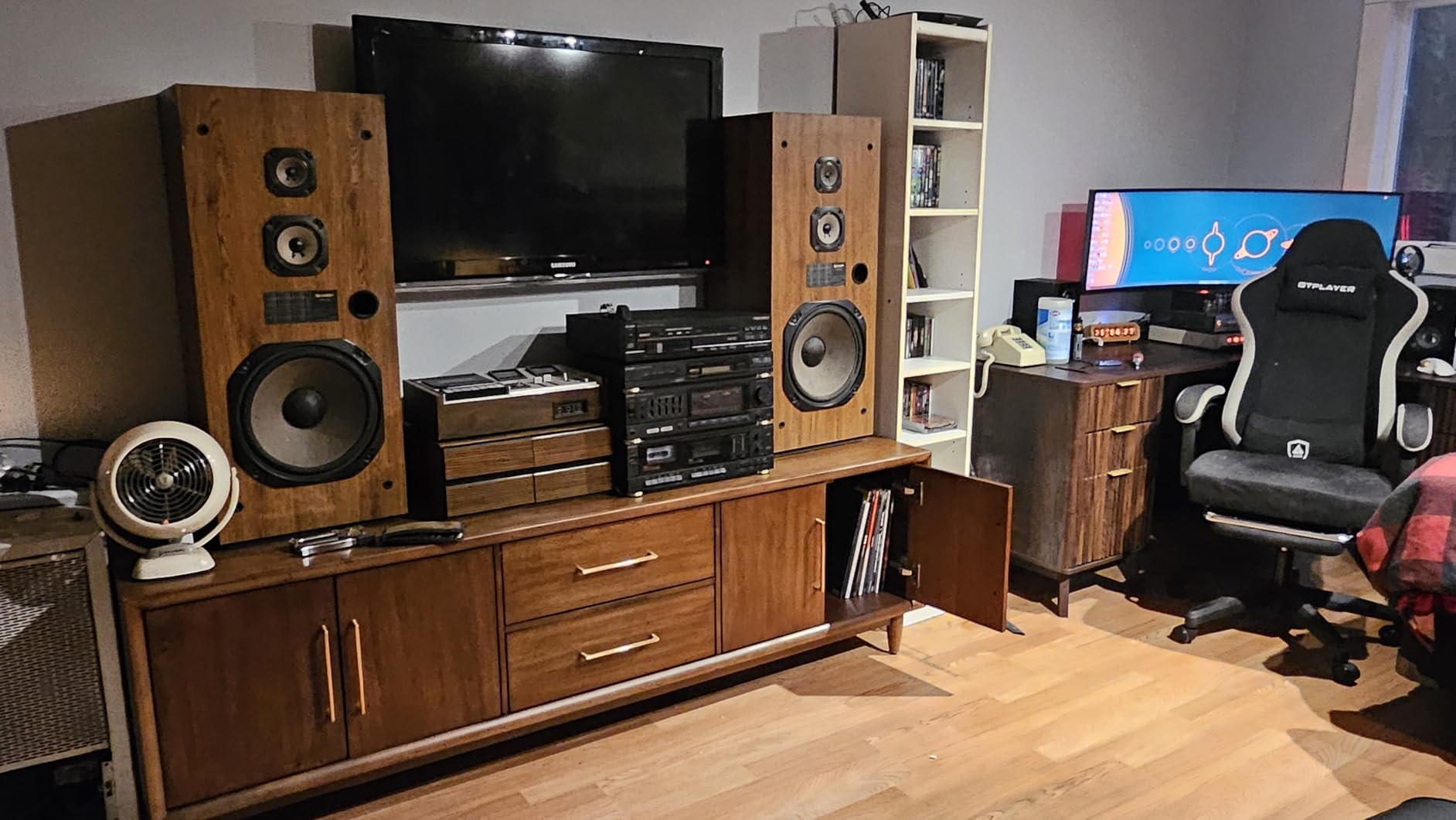 1 BY ONE High Fidelity Belt Drive Turntable with Built-in Speakers customer photo 2