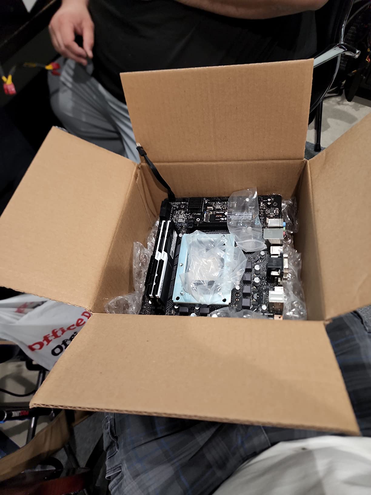 ASRock B550M-HDV Socket AM4 Micro-ATX Motherboard, Supports AMD Ryzen 5000/4000/3000 Series Processors, DDR4 4733+(OC), PCIe 4.0, Gigabit LAN customer photo 2