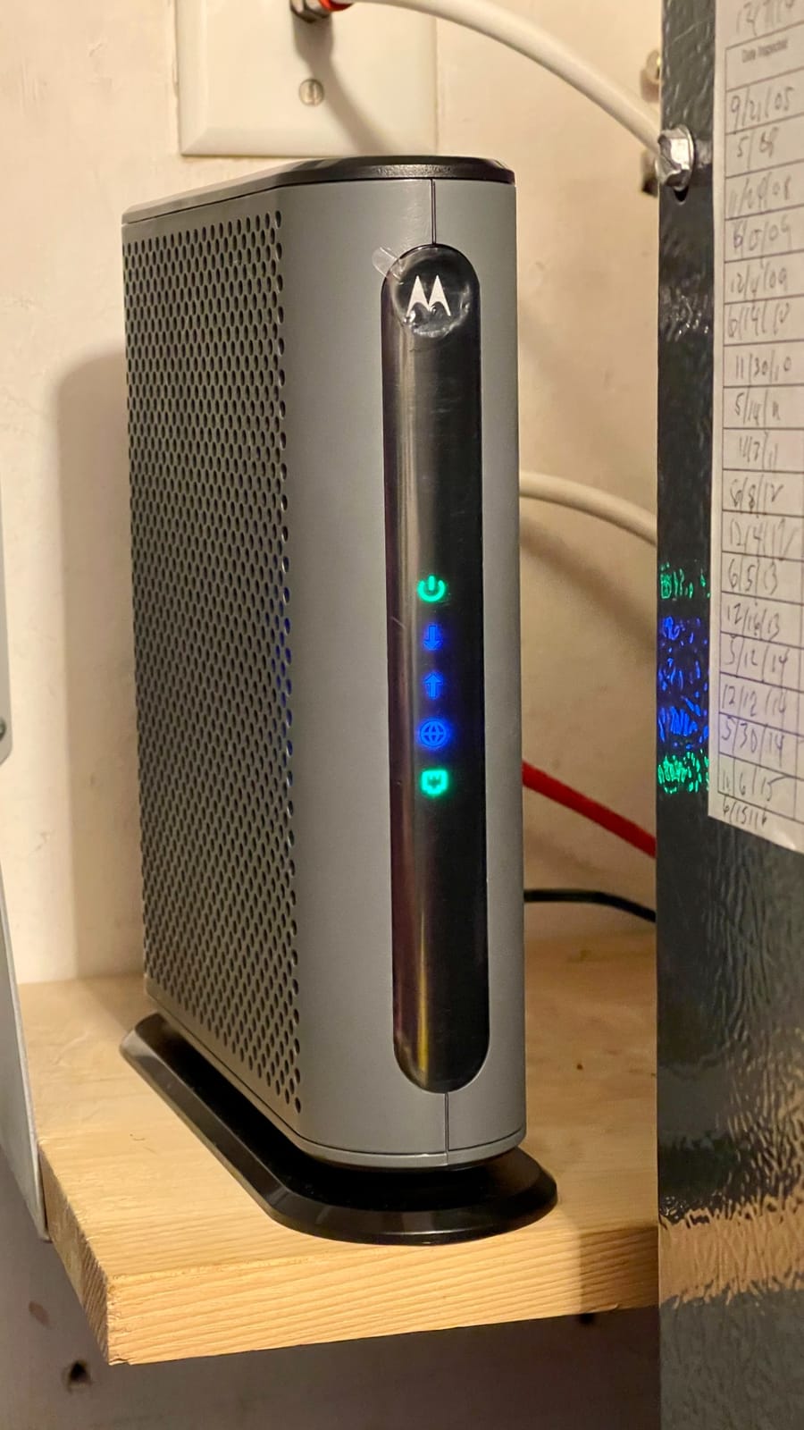 Motorola MB8611 DOCSIS 3.1 Multi-Gig Cable Modem | Pairs with Any WiFi Router | Approved for Comcast Xfinity, Cox Gigablast, Spectrum | 2.5 Gbps Port | 2500 Mbps Max Internet Speeds customer photo 2
