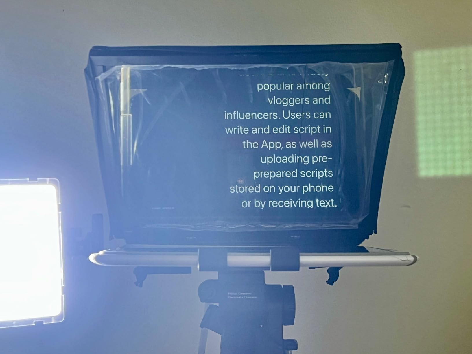 NEEWER X12 14 Inch Aluminum Alloy Teleprompter for iPad Tablet Phone Camera | With Remote Control, Carry Case, APP Compatible with iOS/Android, for DSLR, Online Teaching, Vlogger, Live Streaming customer photo 2