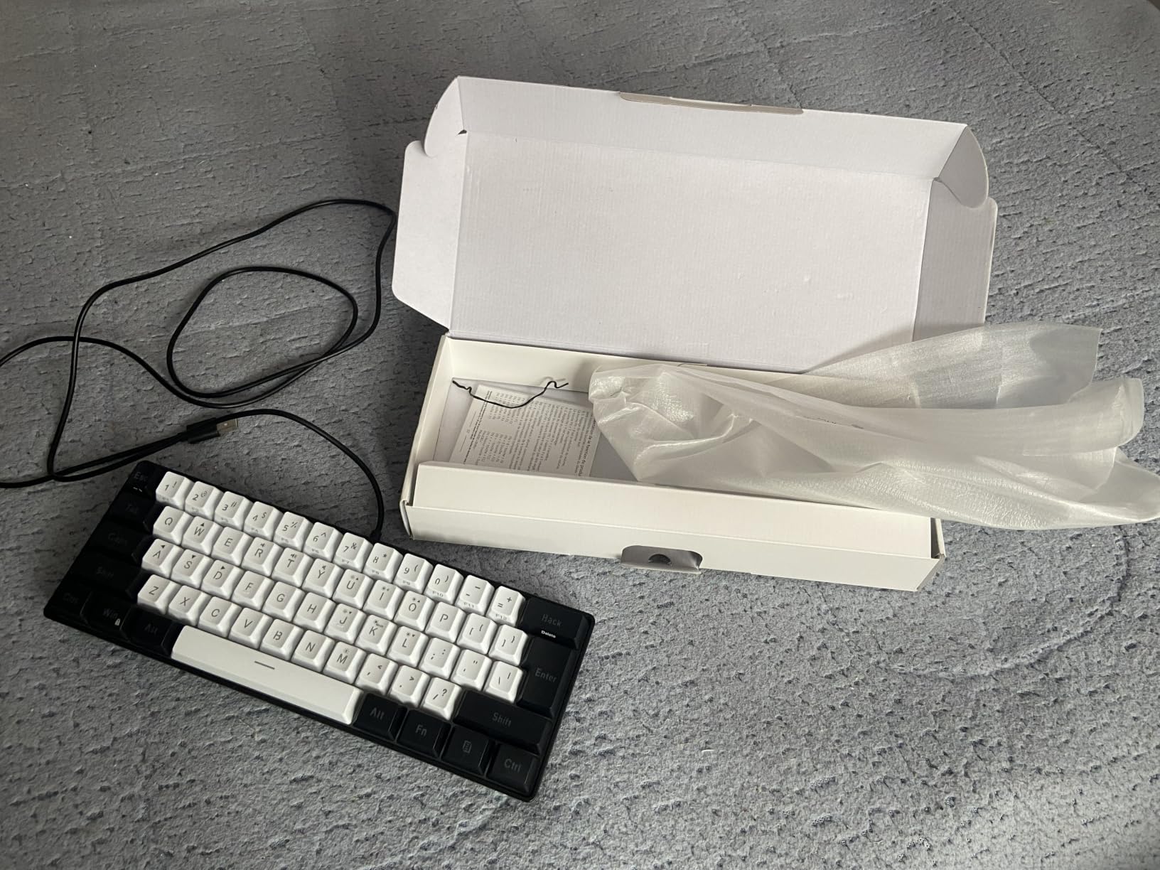 Snpurdiri 60% Wired Gaming Keyboard, 61 Keys RGB (Black-White) customer photo 2