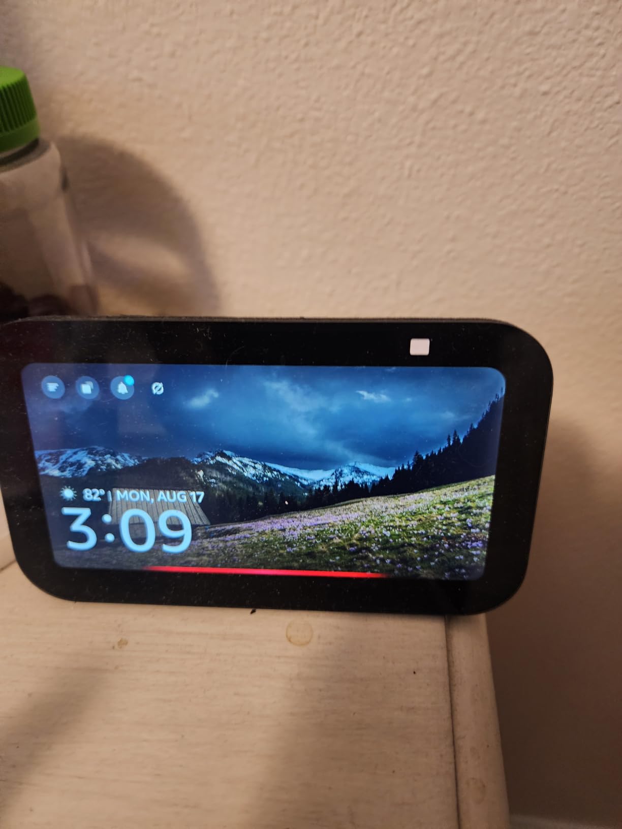 Amazon Echo Show 5 (newest model), Smart display, Designed for Alexa+, 2x the bass and clearer sound, Charcoal customer photo 1
