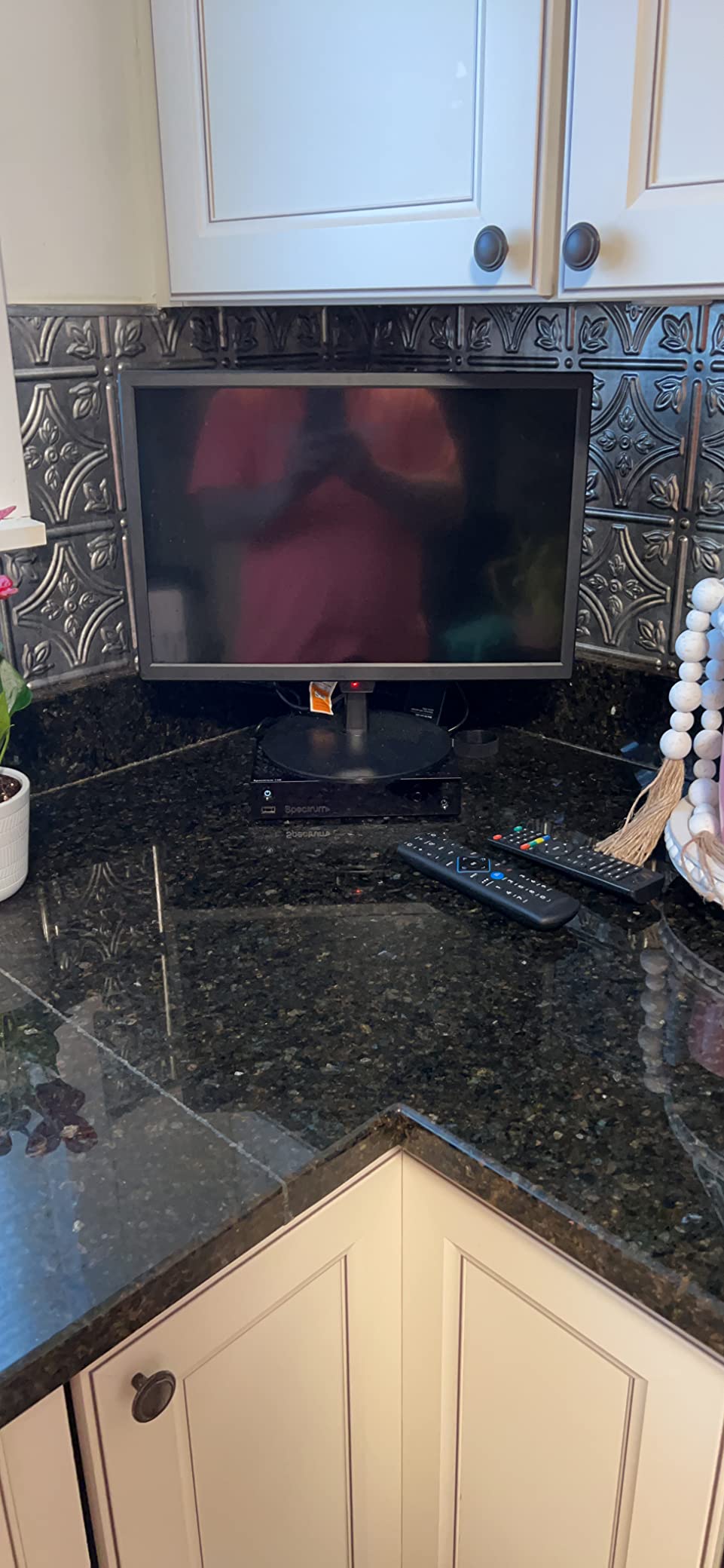 19 Inch LED Widescreen TV with Digital ATSC Tuners HDMI/VGA/RCA/USB, 19 Inch Flat Screen TV w/Built in Dual Speakers for Kitchen and RV Camper(No Smart Telesivion) customer photo 1