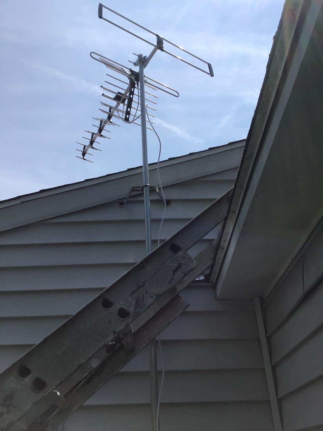 Five Star Outdoor HDTV Antenna up to 200 Mile Long Range, Attic or Roof Mount, Digital OTA Antenna for 4K 1080P VHF UHF Supports 4 TVs Installation Kit & J Mount, ATSC 3.0 Ready customer photo 1