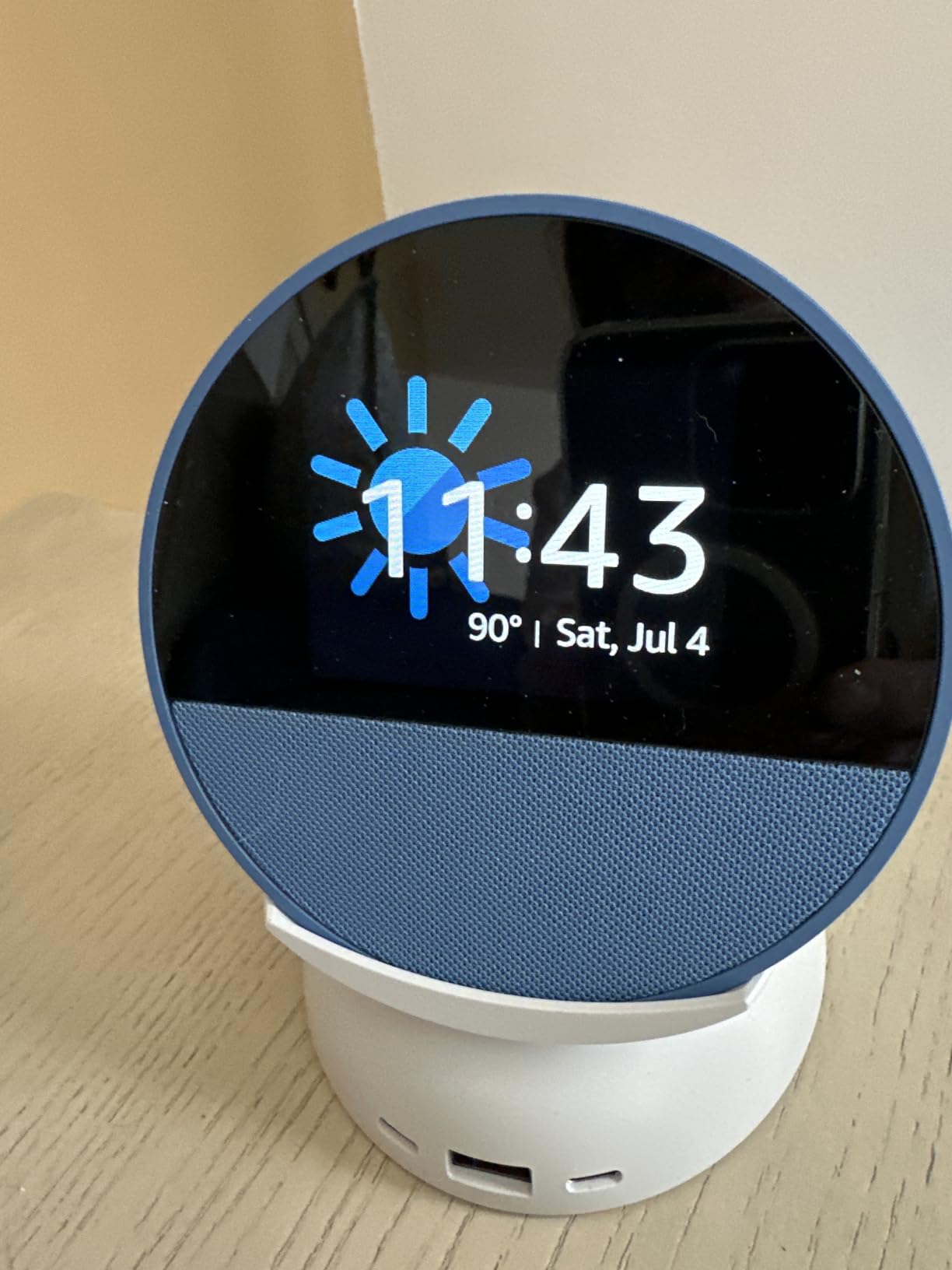 Amazon Echo Spot (newest model), Great for nightstands, offices and kitchens, Smart alarm clock, Designed for Alexa+, Glacier White customer photo 2