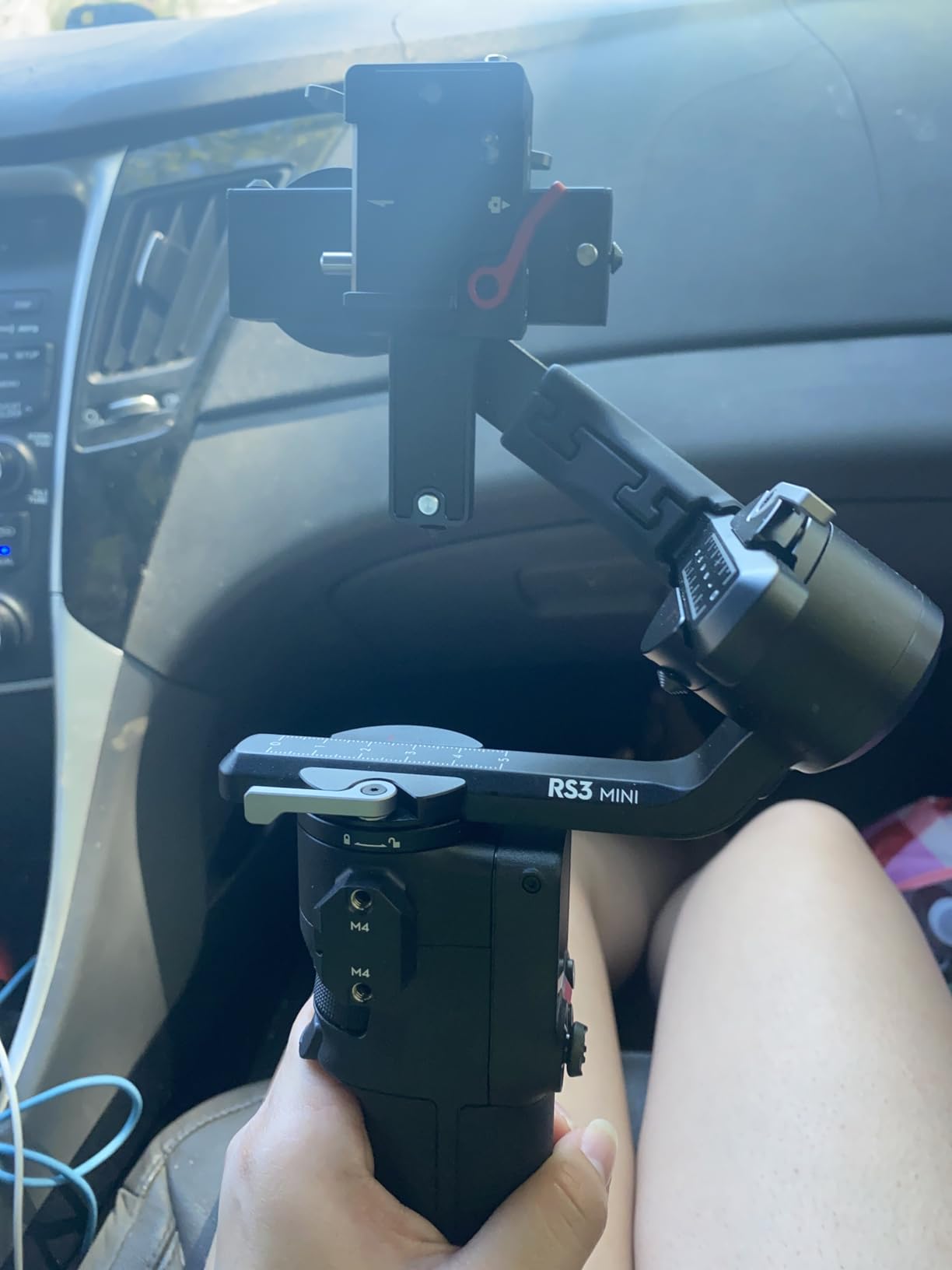 DJI RS 3 Mini, Camera Gimbal Stabilizer, Canon/Sony/Nikon/Fujifilm | 2 kg (4.4 lbs) Tested Payload, Native Vertical Shooting, Bluetooth Shutter Control, 3rd-Gen RS Stabilization, 795g customer photo 2