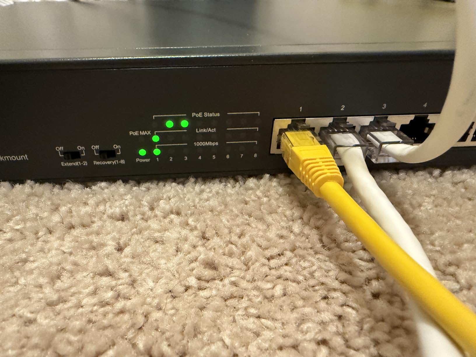 TP-Link TL-SG105MPE, Easy Smart Managed 4 PoE+ Ports 1 Gigabit Uplink customer photo 1