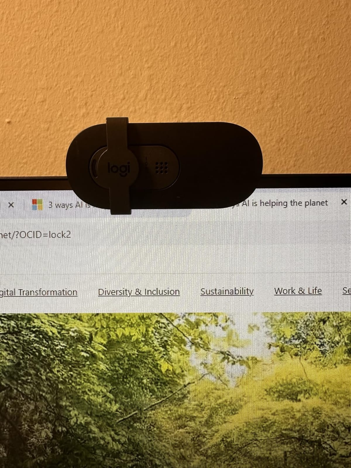 Logitech Brio 101 Full HD 1080p Webcam for Streaming and Meetings - Black customer photo 1