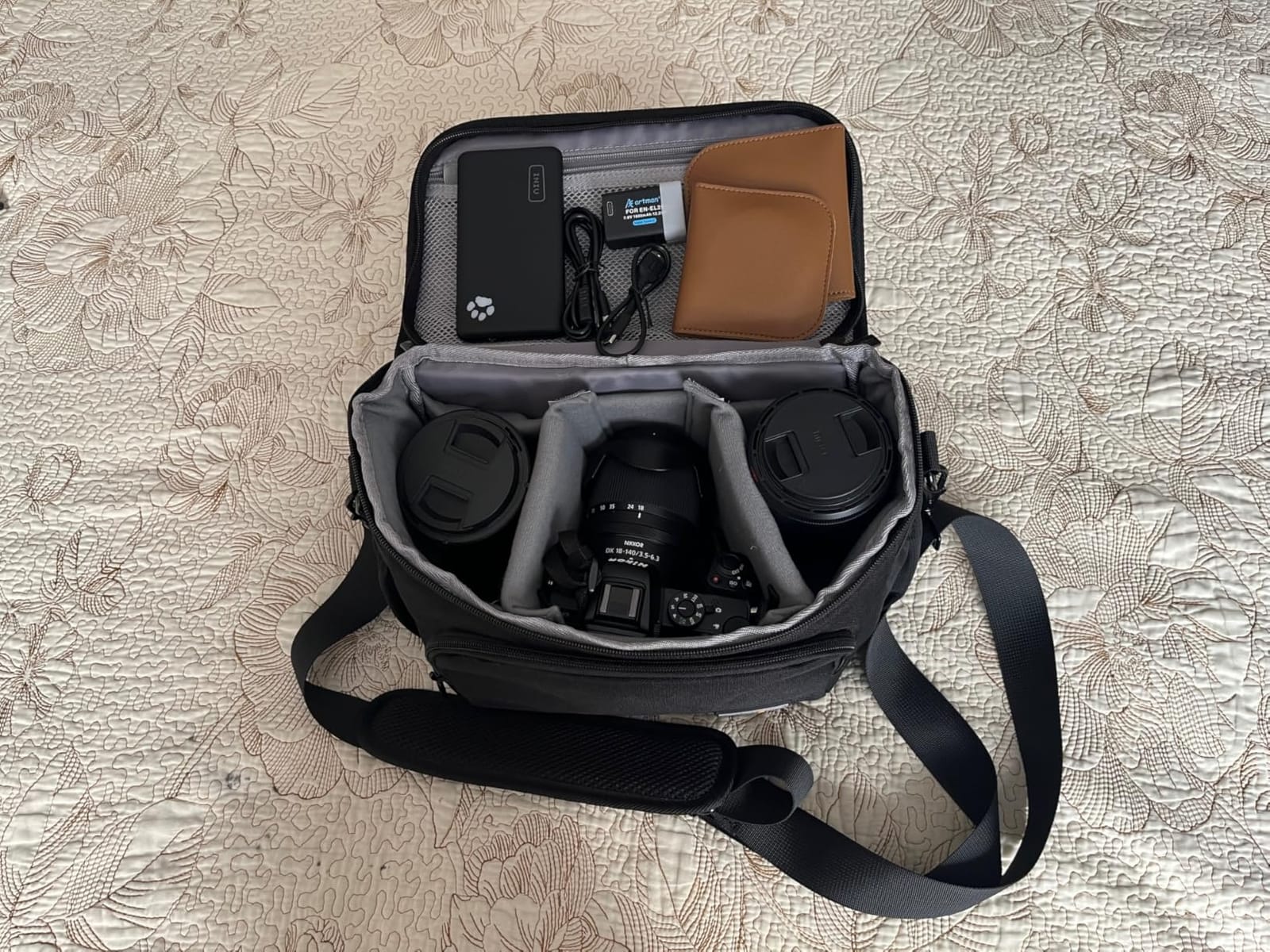 Cwatcun Compact Camera Sling Bag, Crossbody Case for DSLR/Mirrorless customer photo 2