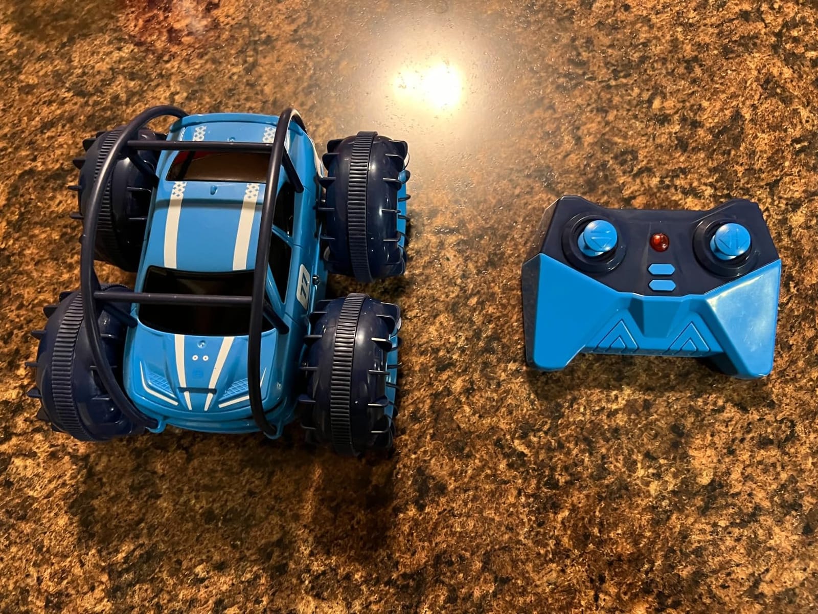 MaxTronic Amphibious Remote Control Car,Rechargeable RC Cars Toy 360° Flips Rotation Stunt Crawler 15KM/H 4WD All Terrain Outdoor Indoor Toy for Kids Boys Girls 3-12 customer photo 1
