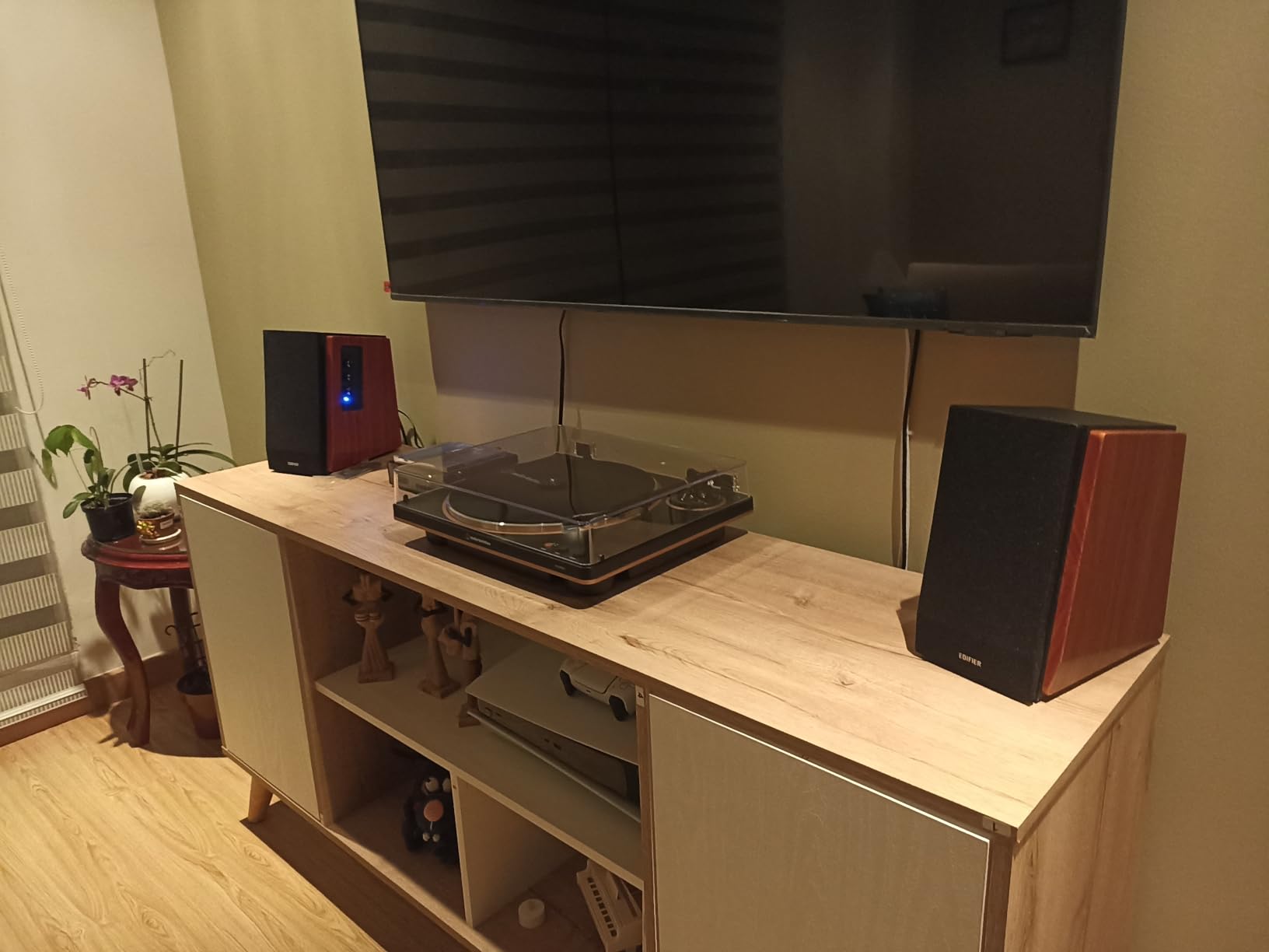 Edifier R1700BT Bluetooth Bookshelf Speaker - Active Near-Field Studio Monitors - Powered Speakers 2.0 Setup Wooden Enclosure - 66w RMS White customer photo 2