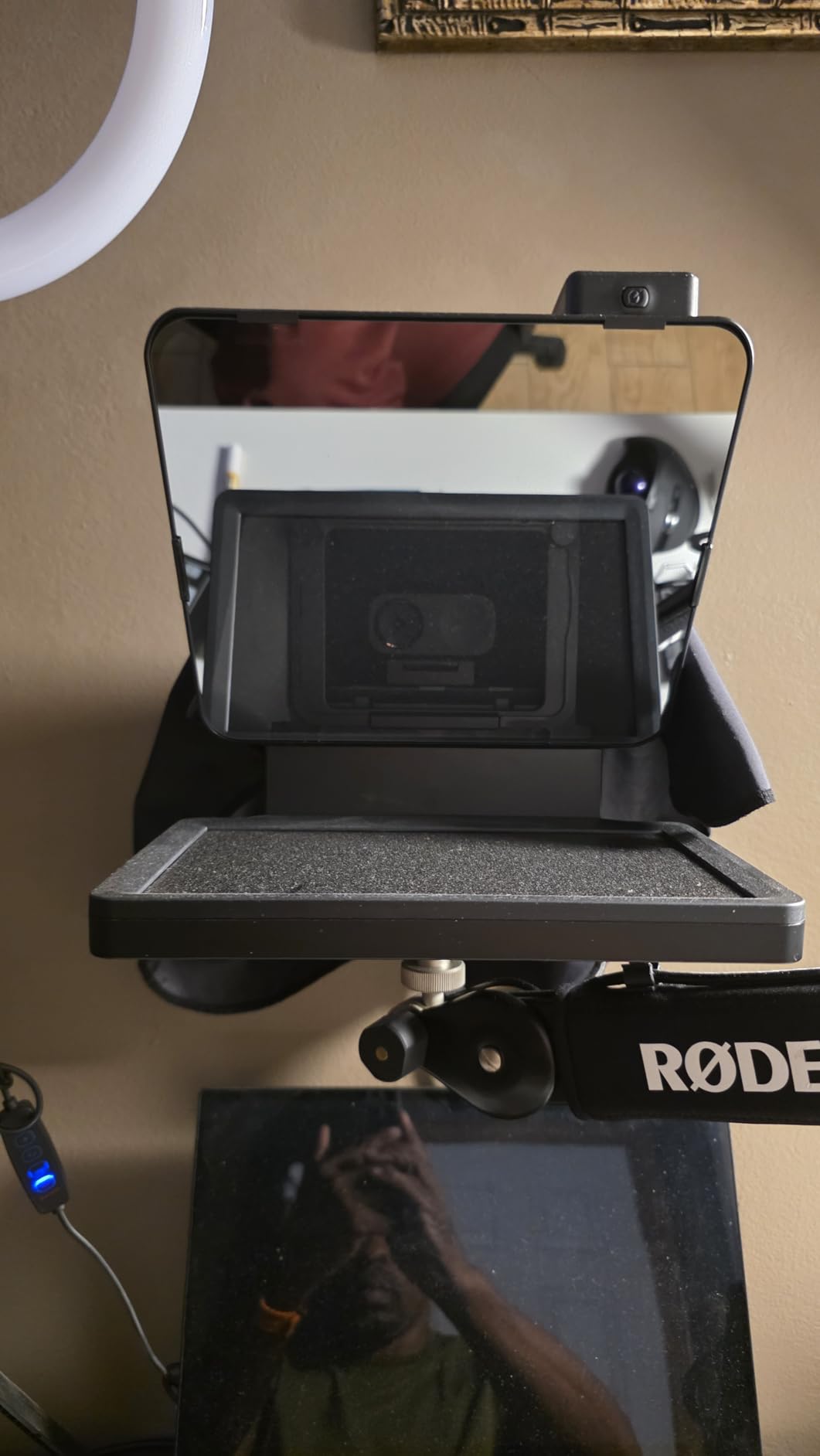 Elgato Prompter, Teleprompter with Built-in Screen | Drag-and-drop display, Supports DSLR, webcam, smartphone, Read chat or scripts, Works with Mac, PC, Stream Deck customer photo 2