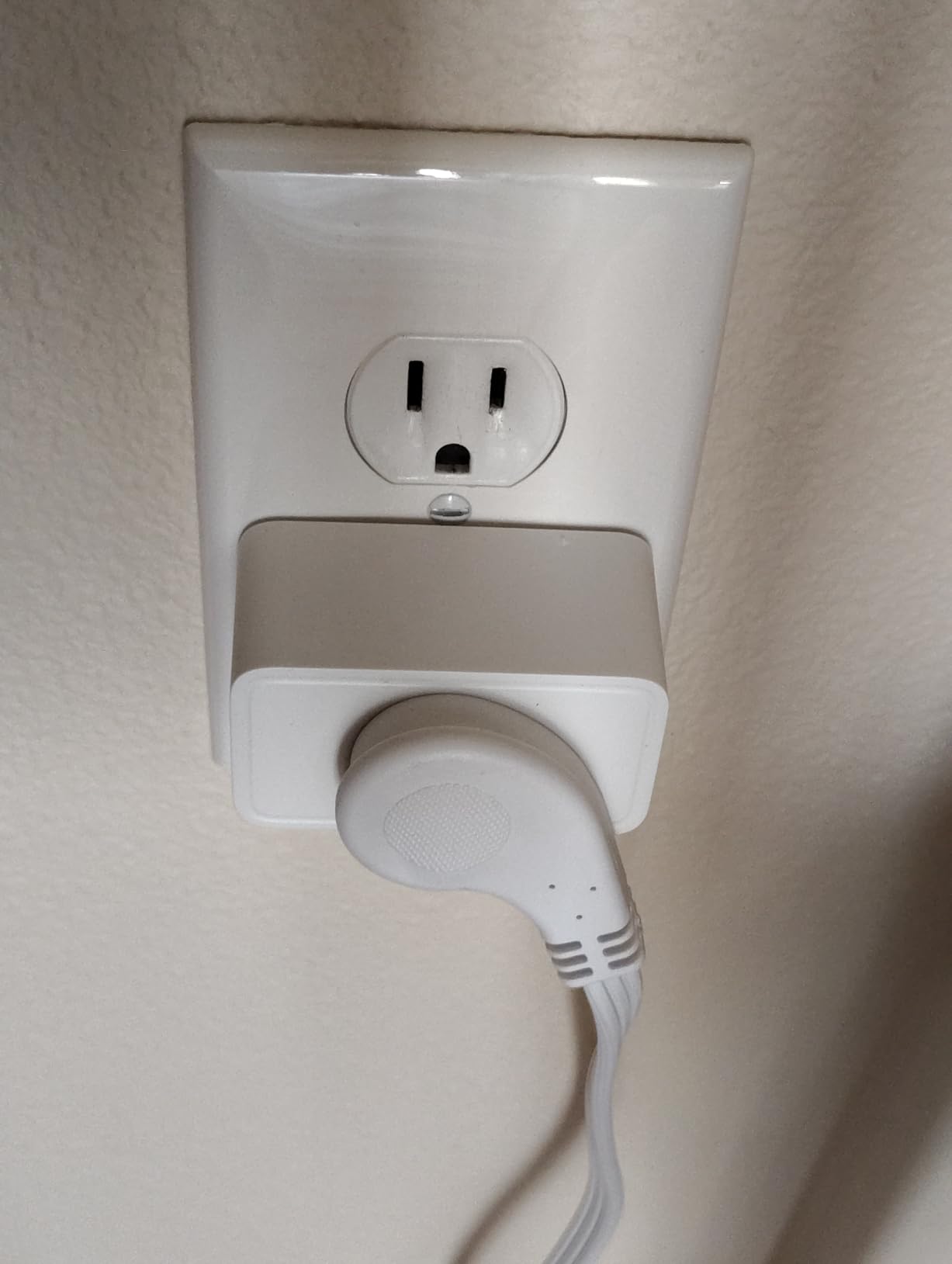 Amazon Basics Smart Plug, Works with Alexa Only, Voice Control, Remote APP Control, Schedule, Compact Design, Versatile, 2.4 GHz Wi-Fi, No Hub Required, 4-Pack, White customer photo 2