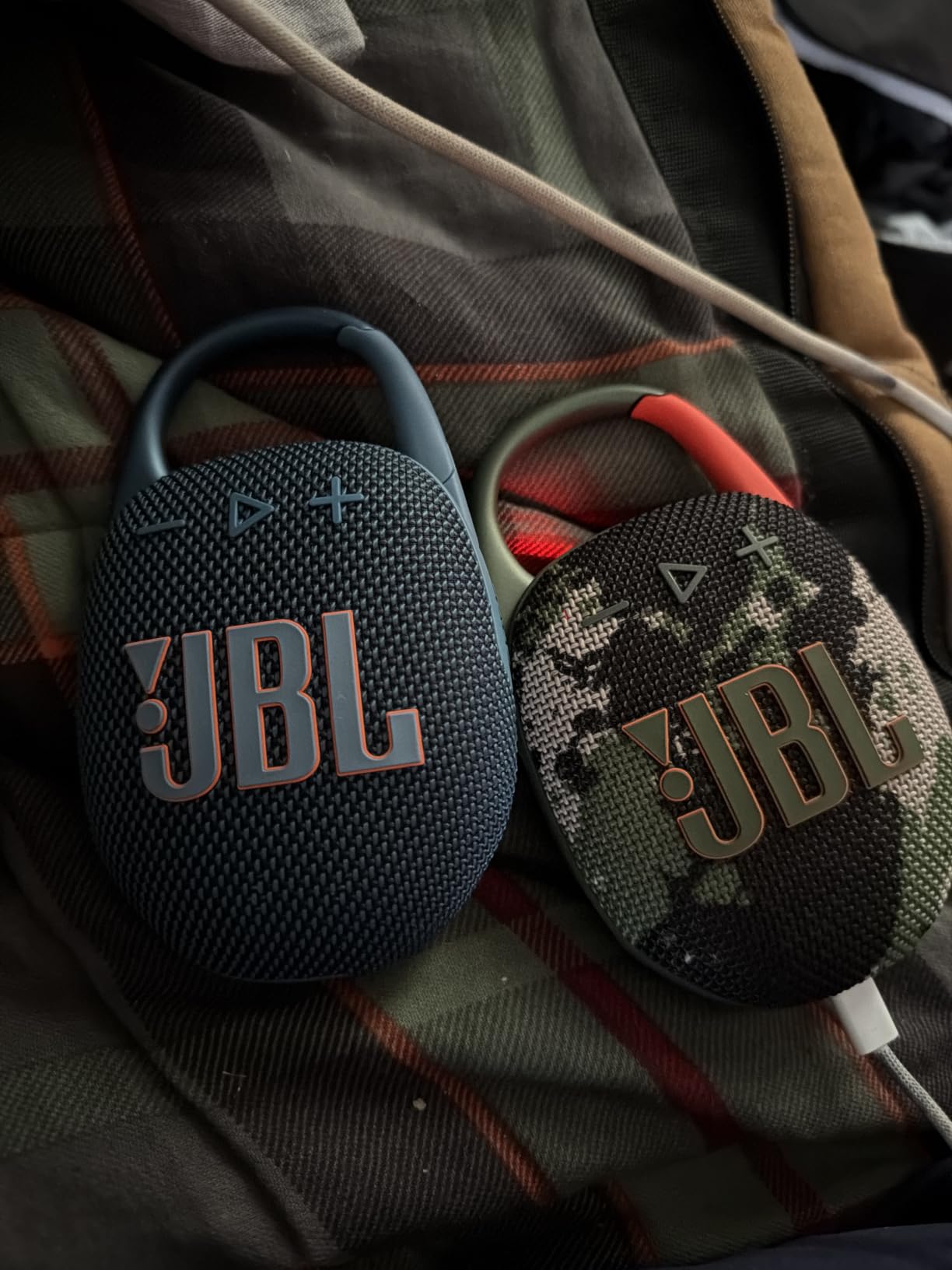 JBL Clip 5 - Ultra-Portable, Waterproof & Dustproof Bluetooth Speaker, Big JBL Pro Sound with Punchy bass, Integrated Carabiner, Up to 12 Hours of Play, Made in Part with Recycled Materials (Black) customer photo 2