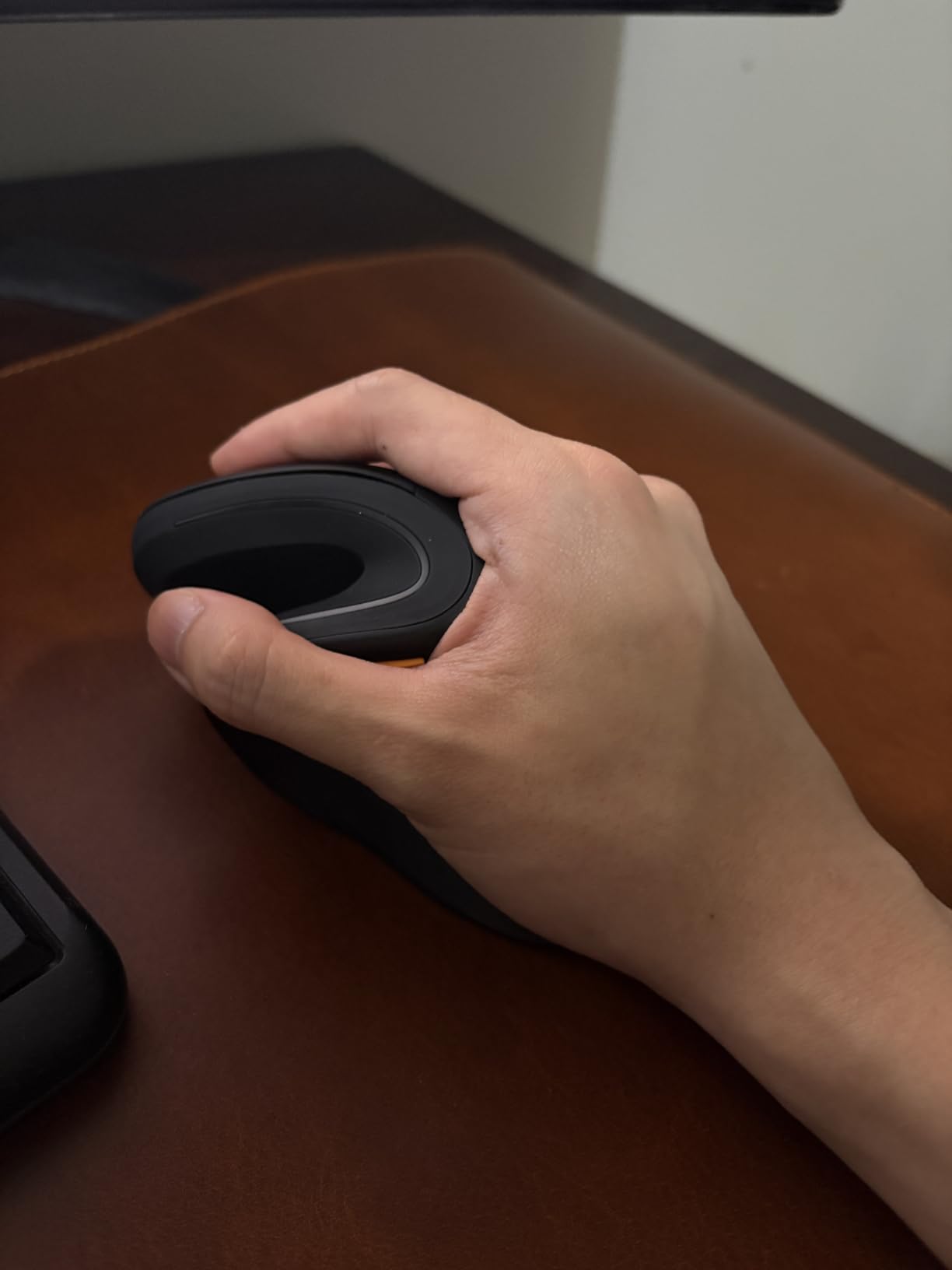 ProtoArc EM11 NL Wireless Ergonomic Vertical Mouse, Rechargeable, Black customer photo 2