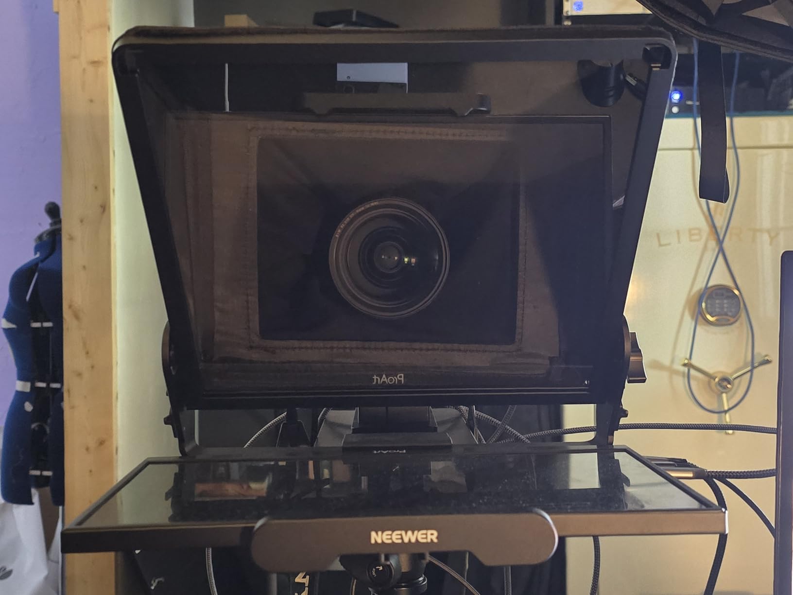 Neewer Teleprompter X14 III with RT113 Remote/App Control, 45° Tilt 14