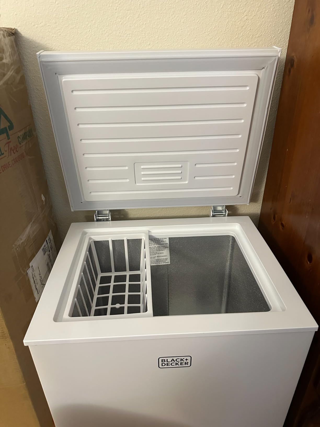 BLACK+DECKER 2.0 Cu. Ft. Compact Chest Freezer, BCFK206, White customer photo 1