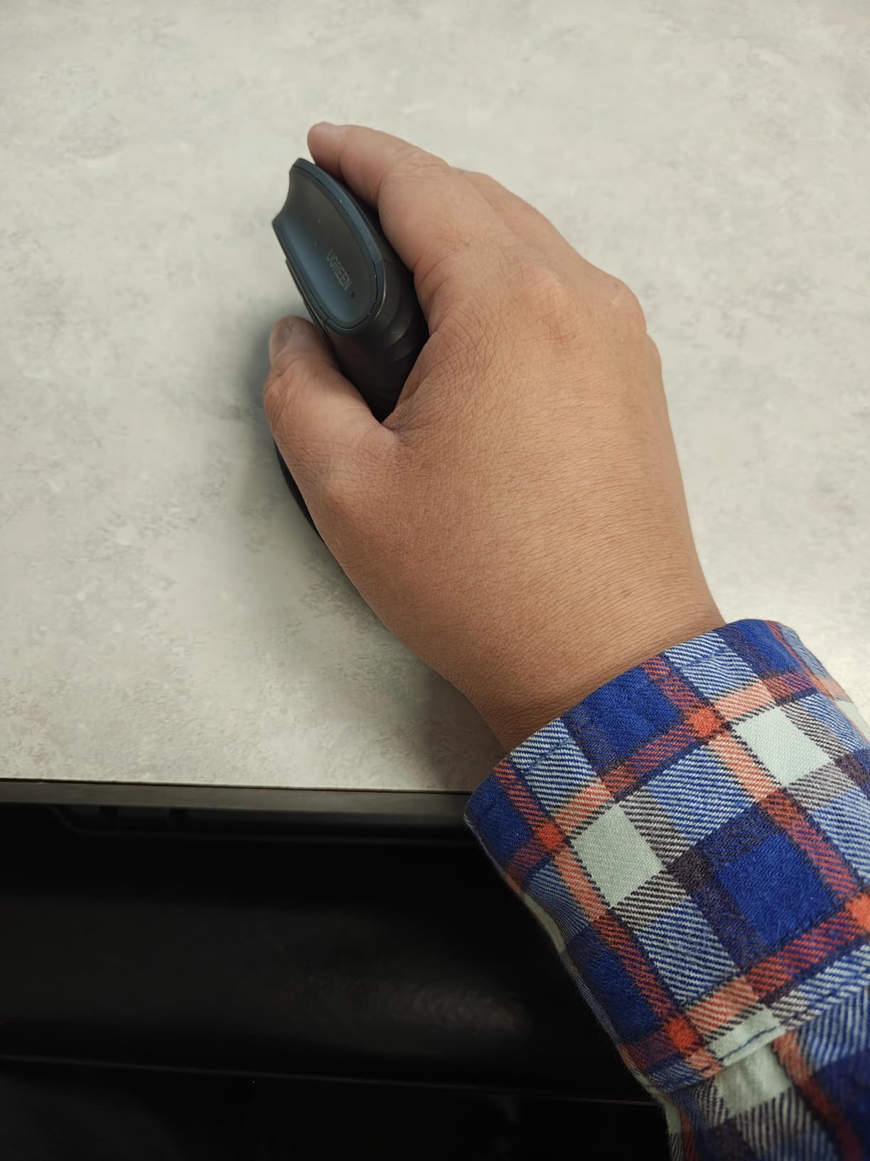 UGREEN Ergonomic Wireless Mouse, Bluetooth & 2.4G Wireless, Quiet Clicks customer photo 2