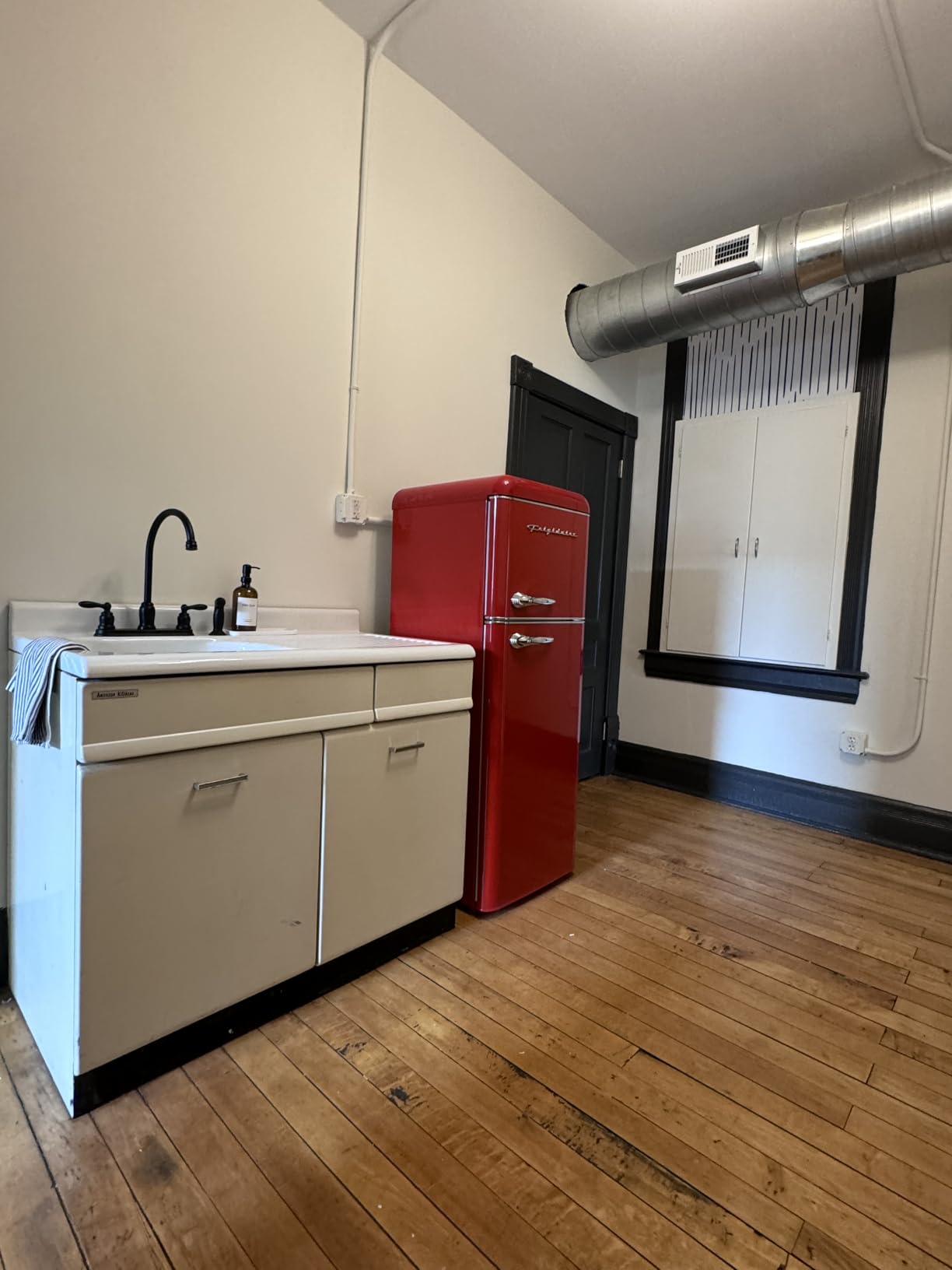 Frigidaire, 2 Door Apartment Size RETRO Refrigerator with Top Freezer, Chrome Handles, 7.5 cu ft customer photo 1