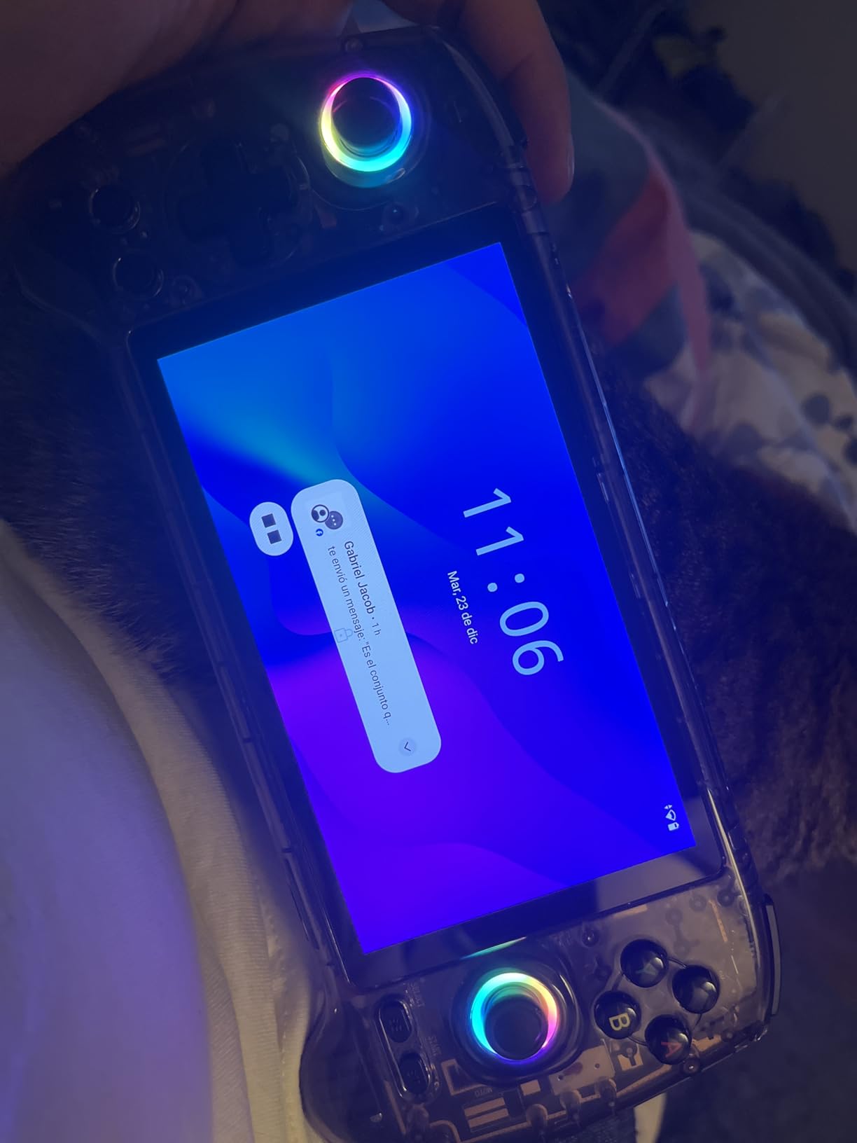 Anbernic RG557 Retro Handheld Game Console , 5.48 Inch AMOLED Screen Handheld Emulator Android 14 System Dimensity 8300 Processor Support WiFi 6E Bluetooth 5.3(White) customer photo 2