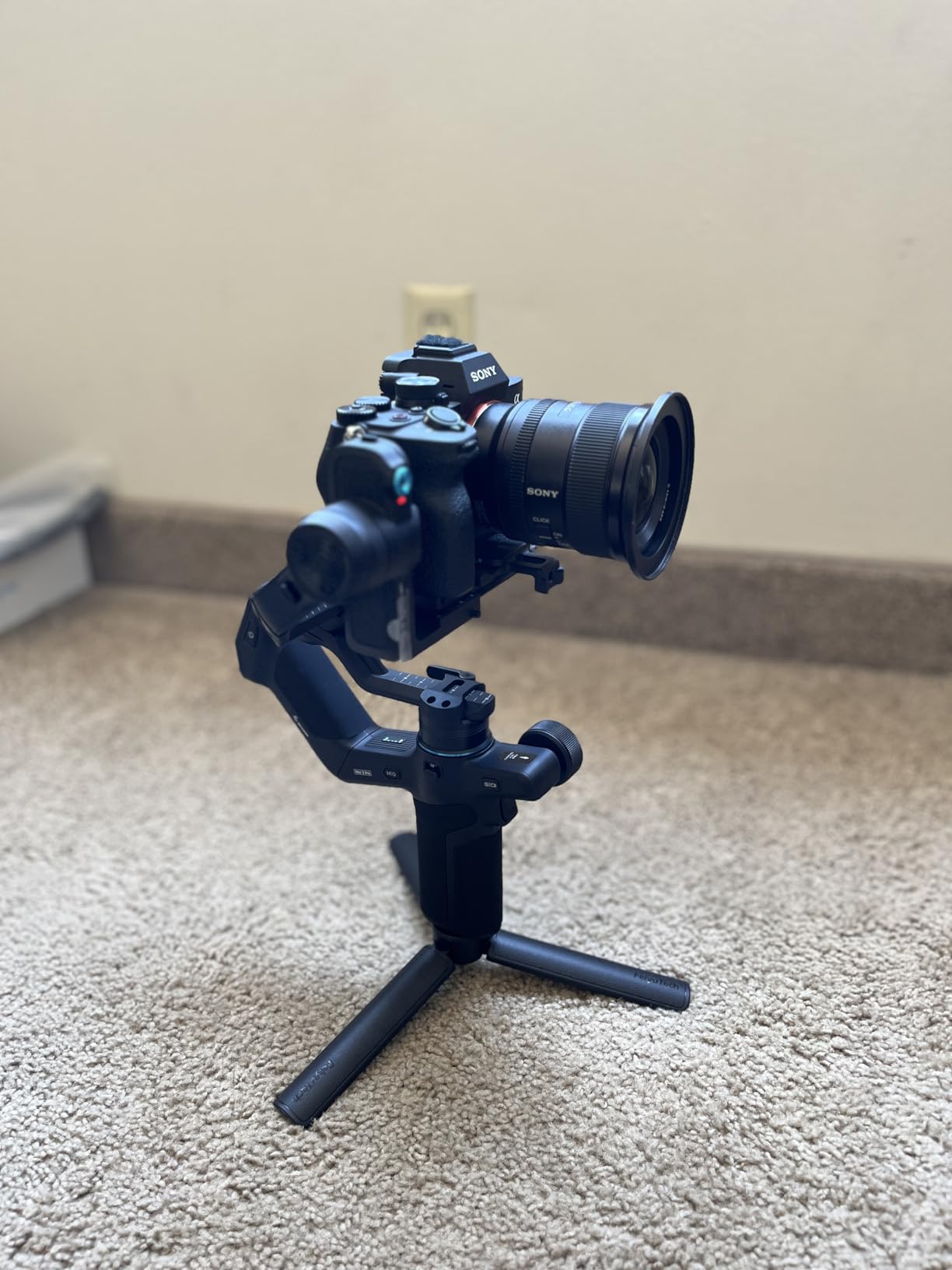 FeiyuTech SCORP Mini-3-Pro Gimbal Stabilizer for Camera Mirrorless/Compact/Action Cameras,Smartphone,18m AI Tracking,Detachable Remote Handle,4.4lbs Payload,3-axis Gimbal for Canon Sony Nikon customer photo 1