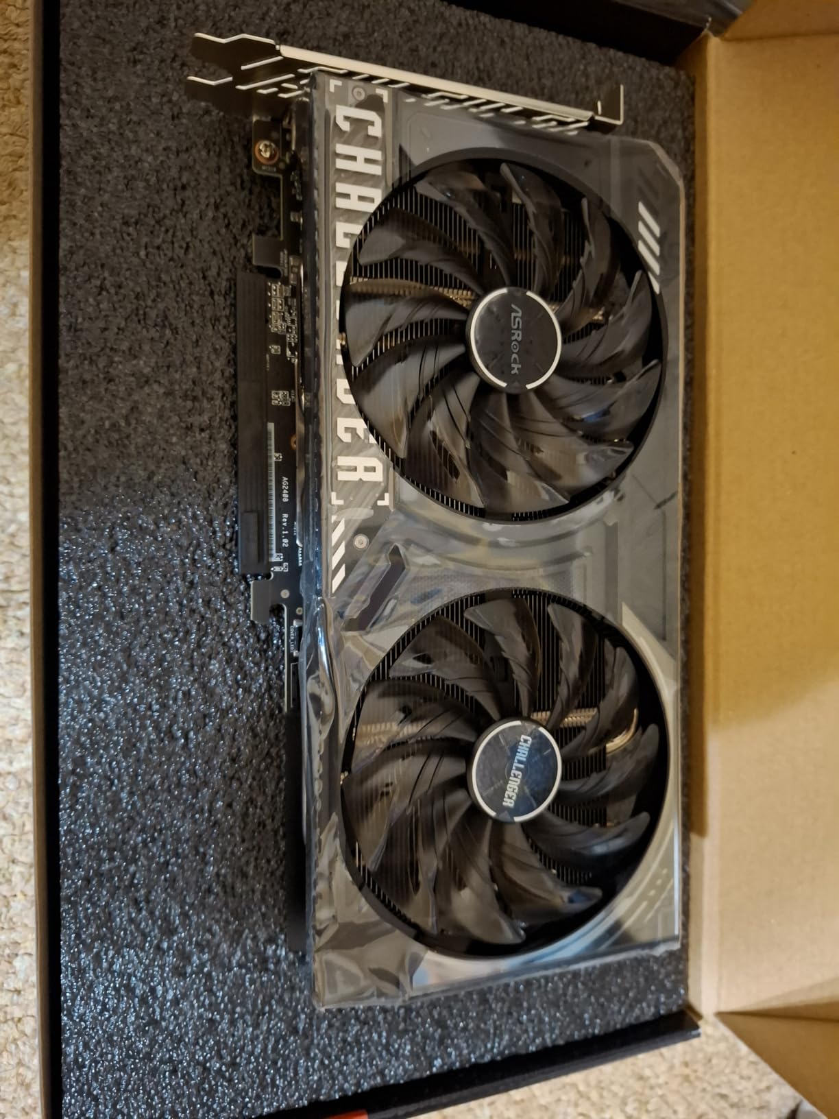 ASRock Radeon RX 9060 XT Challenger 16GB OC, RDNA 4, 3290MHz Boost, 16GB GDDR6 128-bit, PCIe 5.0, Dual Fans, 0dB Silent, LED Indicator, DisplayPort 2.1a, HDMI 2.1b customer photo 2
