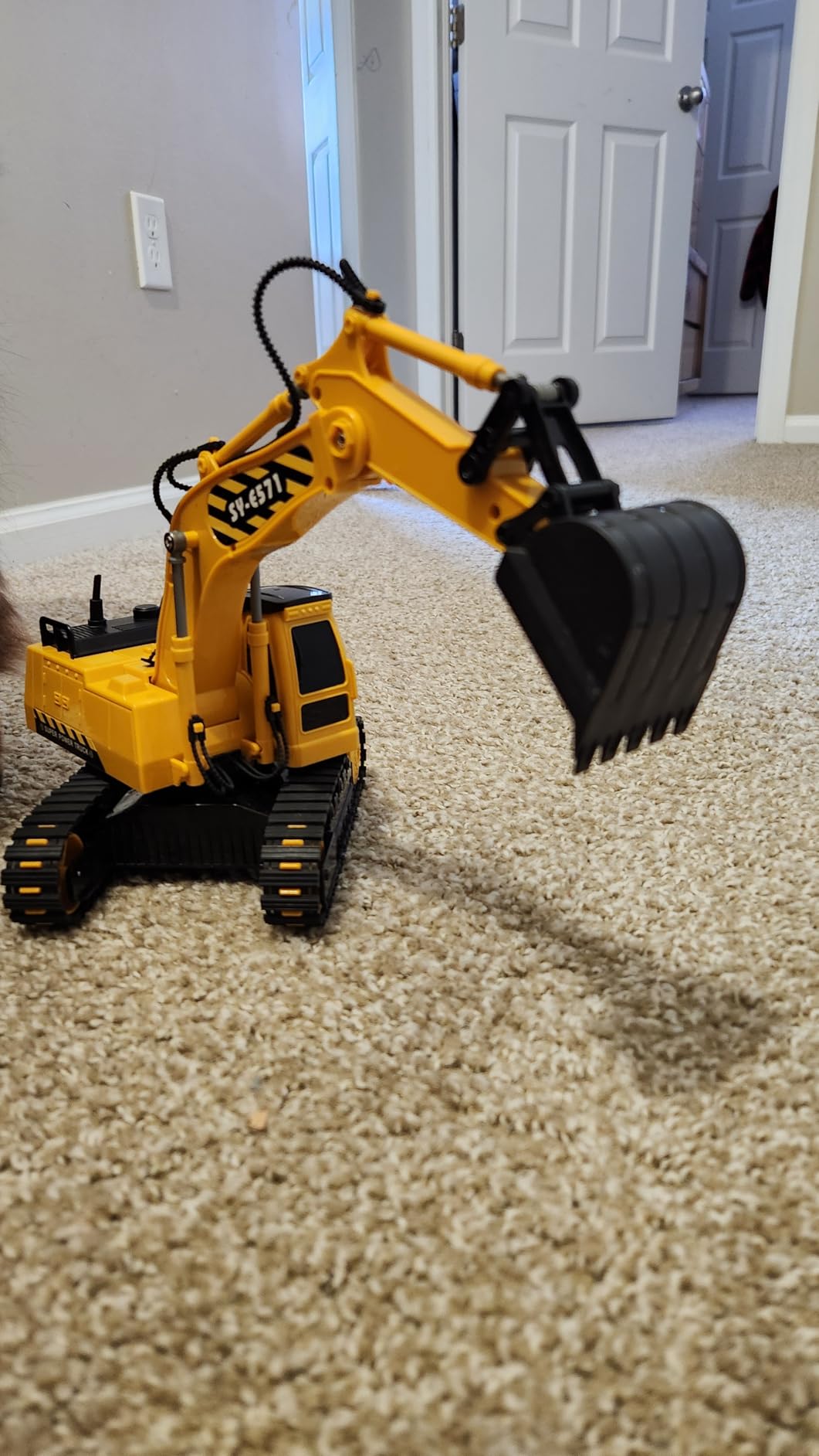 DOUBLE E Remote Control Excavator Toy, RC Excavators Sandbox Digger Hydraulic Construction Toys - Realistic Construction Vehicle with 6 Functions, Xmas Gift for Kids 3-14 Years customer photo 1