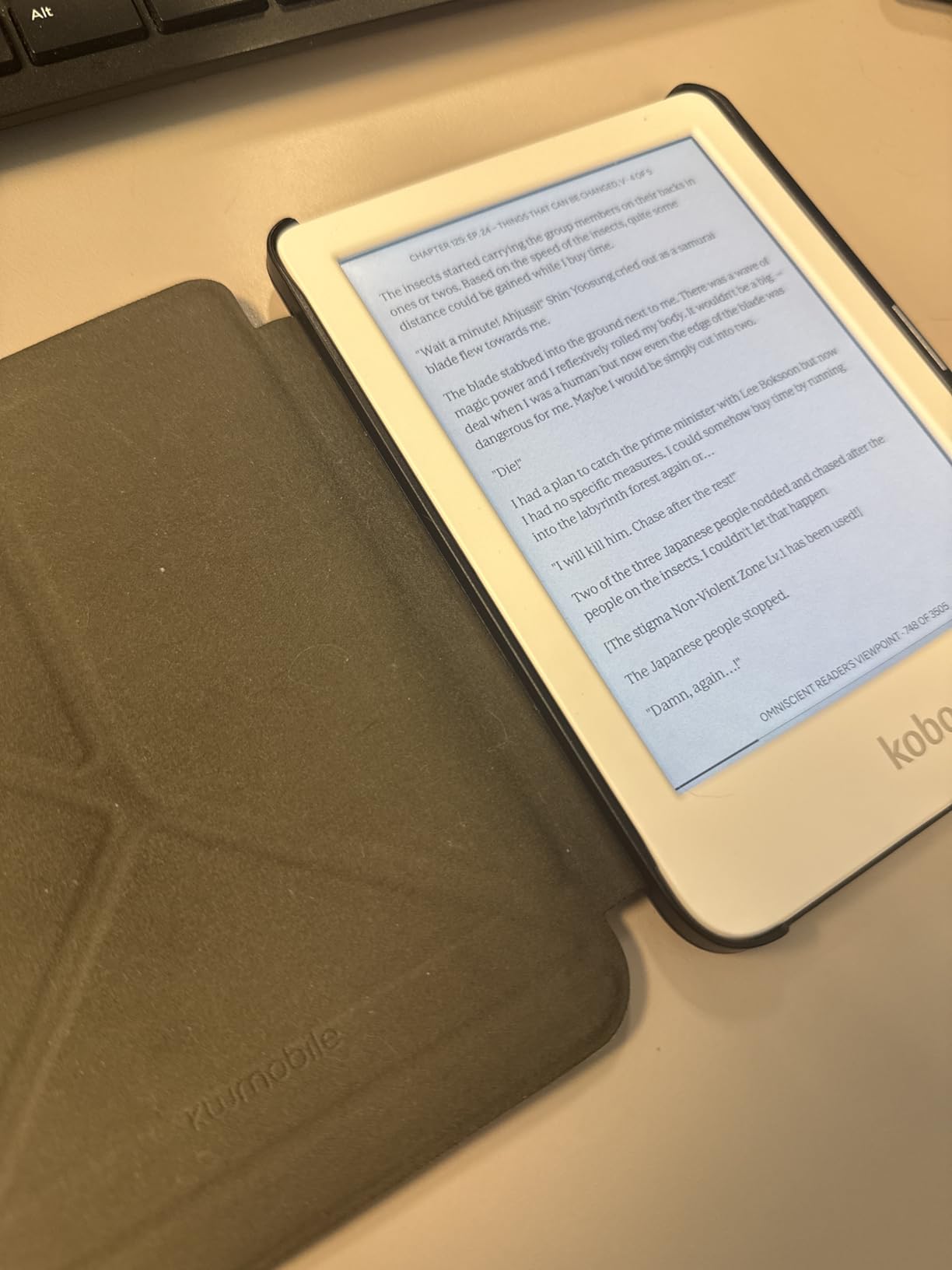Kobo Clara Colour | Colour eReader | 6” Glare-Free Colour E Ink Kaleido™ 3 Display | Dark Mode Option | Waterproof | Audiobooks | 16GB of Storage | White | 6” Color E Ink Kaleido 3, Dark Mode, Waterproof, eBooks, Audiobooks, 16GB customer photo 2
